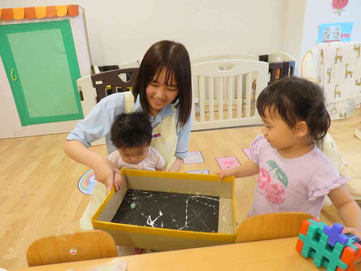 ０歳児ひよこ組も♪２歳児さんがお手伝いしてくれたよ