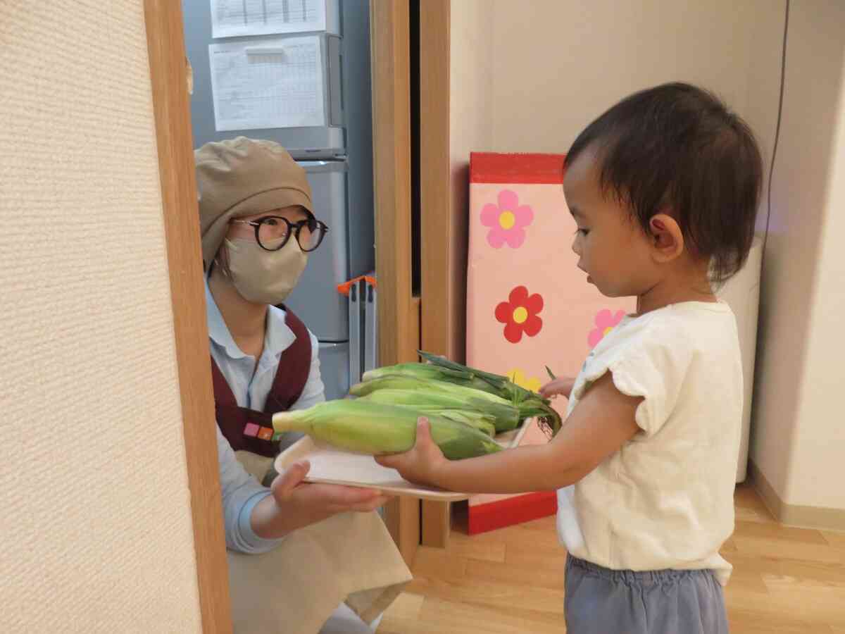 ７月の食育(とうもろこしの皮むき)