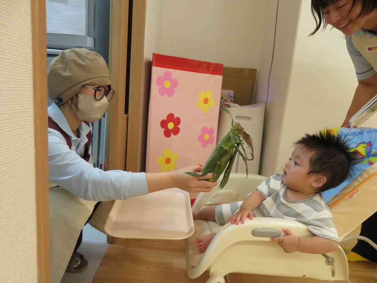 ０歳児ひよこ組のお友だちも皮剥きに挑戦しました