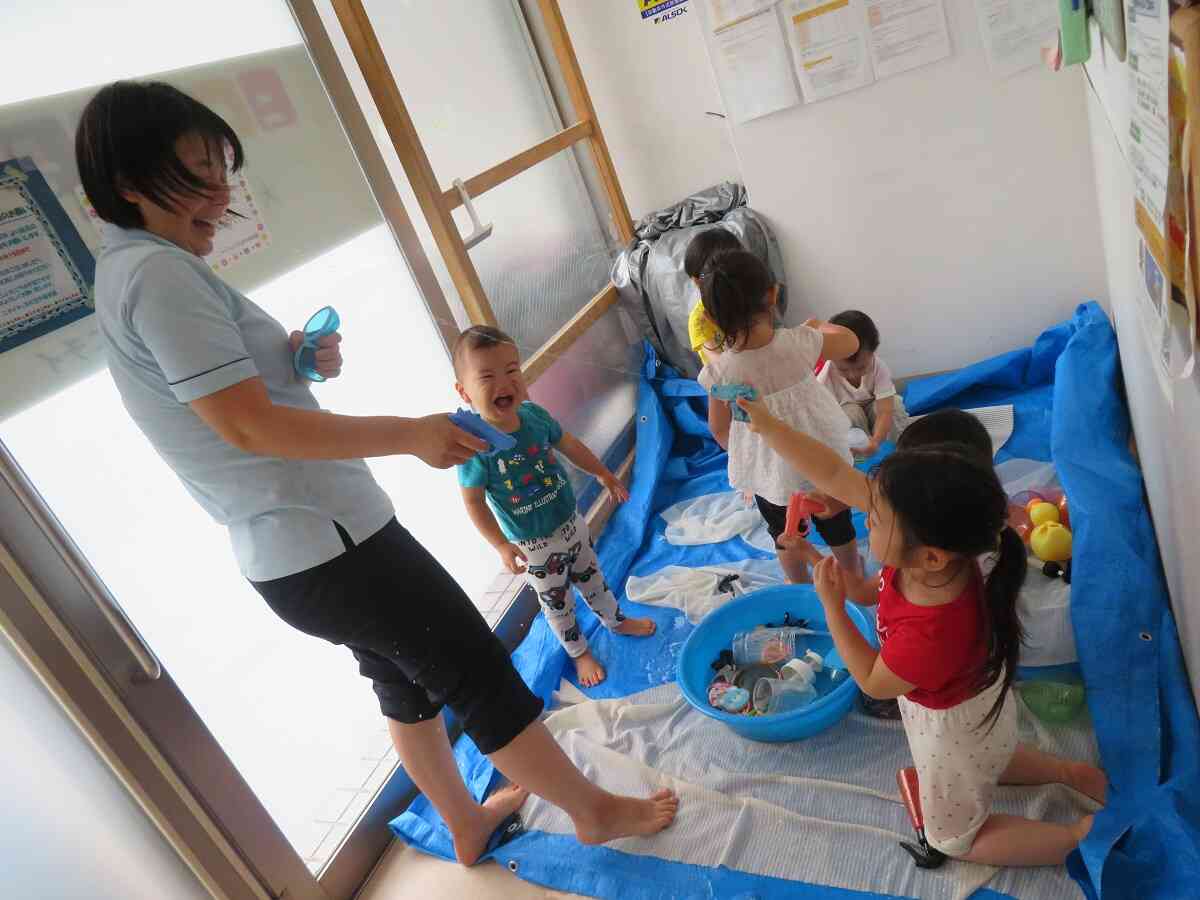 キャー冷たいよ～水鉄砲にお水を入れるのもとっても上手になりました♪