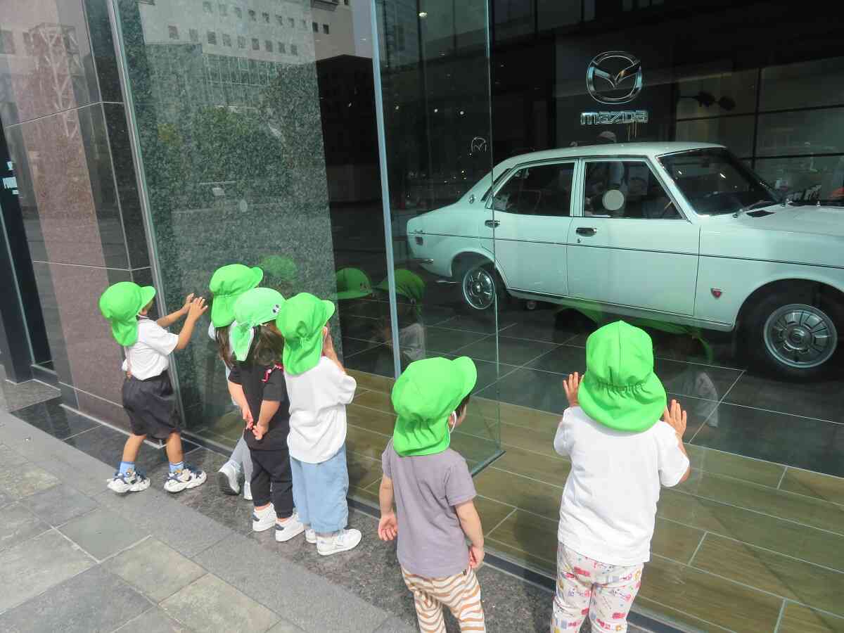 かっこいい～！！子どもたちは展示されている車にもくぎ付けでした