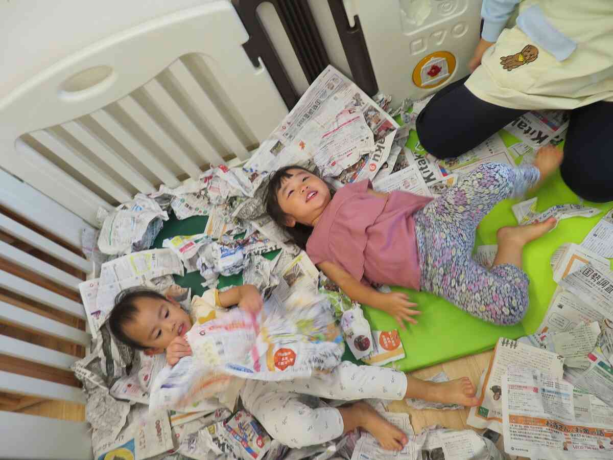 新聞紙あそびをしたよ