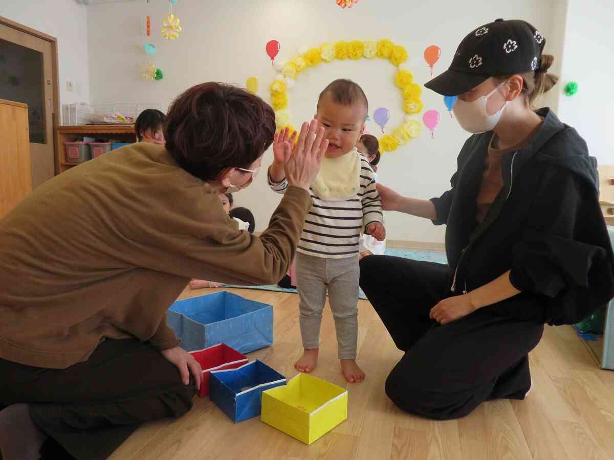 ４月の子育てひろばは『英語であそぼう』の活動に２組の親子様が参加してくださいました ニチイキッズ大淀中保育園では毎月１回英語の活動があり、子どもたちも「今日英語の先生来るの？」といつもワクワクしながら楽しみにしています♪