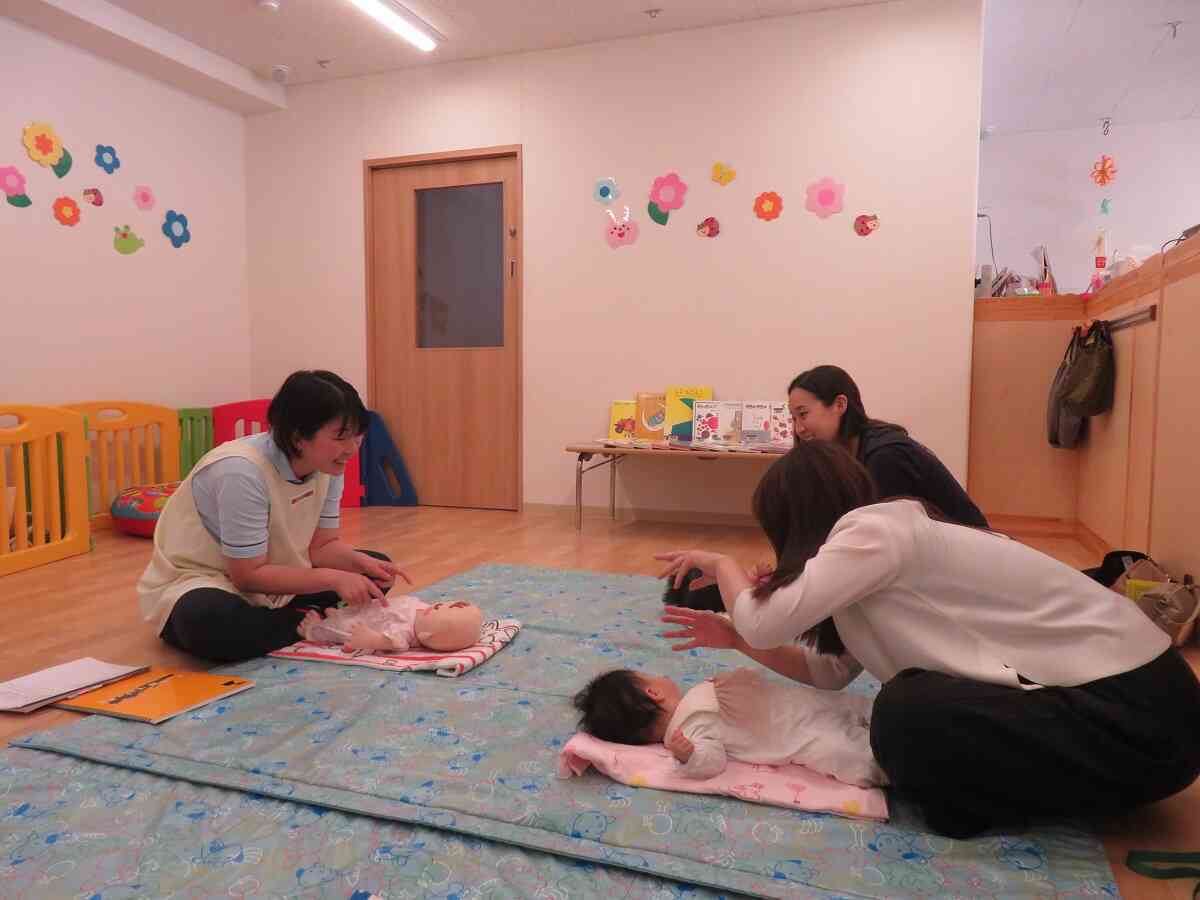 ５月の子育てひろばは大阪市の子育て支援事業『ブックスタート』の前にベビーマッサージの認定資格を持った保育者と『ベビーマッサージ』を楽しみました その他にも、手型・足型アートやふれあい遊びなど色々な子育てひろばがあり、たくさんのお友だちが遊びに来てくれていますよ ぜひ一度遊びにいらしてください