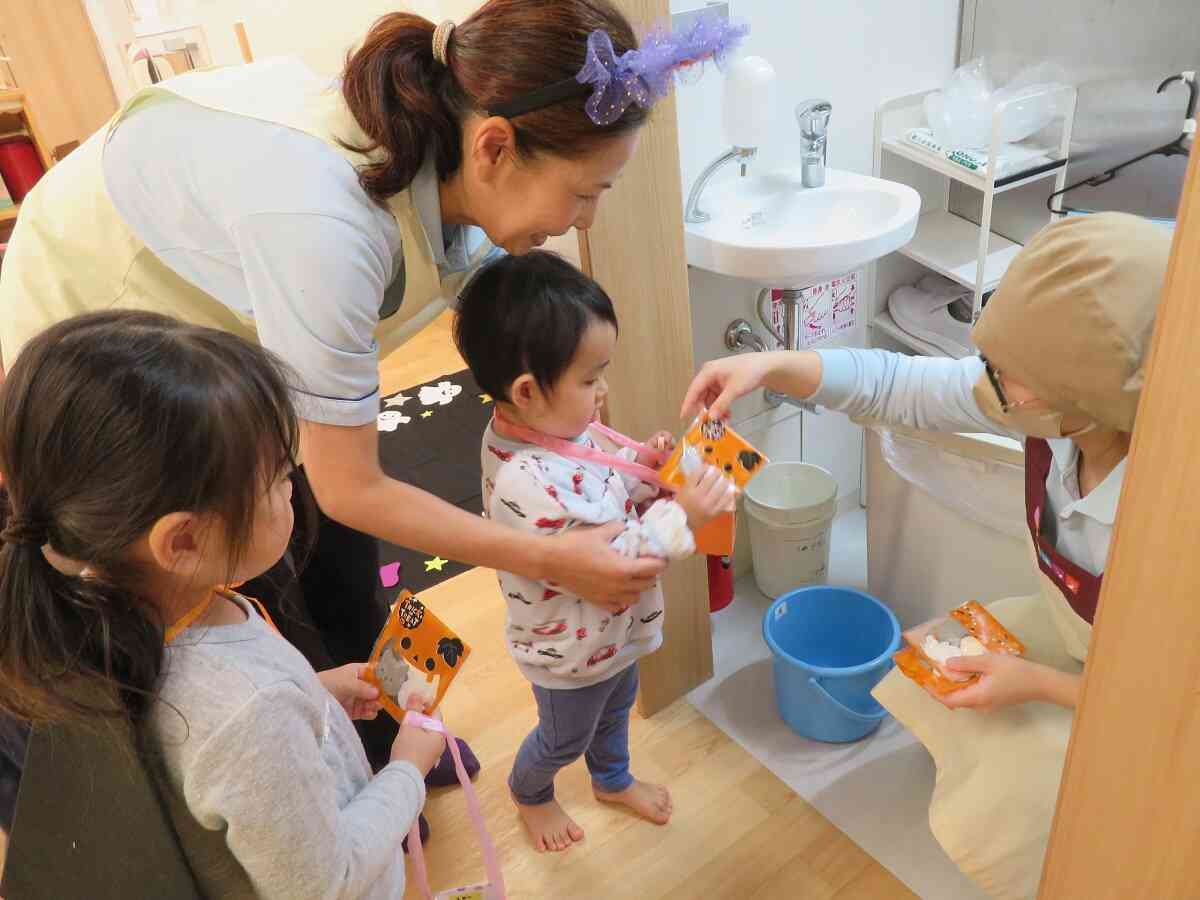 給食の先生や園長先生にもトリックオアトリート!