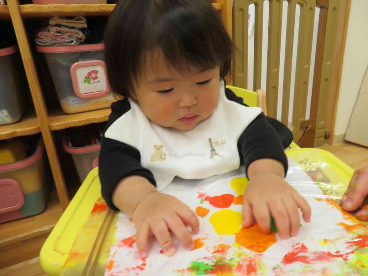 ペタペタとんとん！絵の具が広がっていくね～