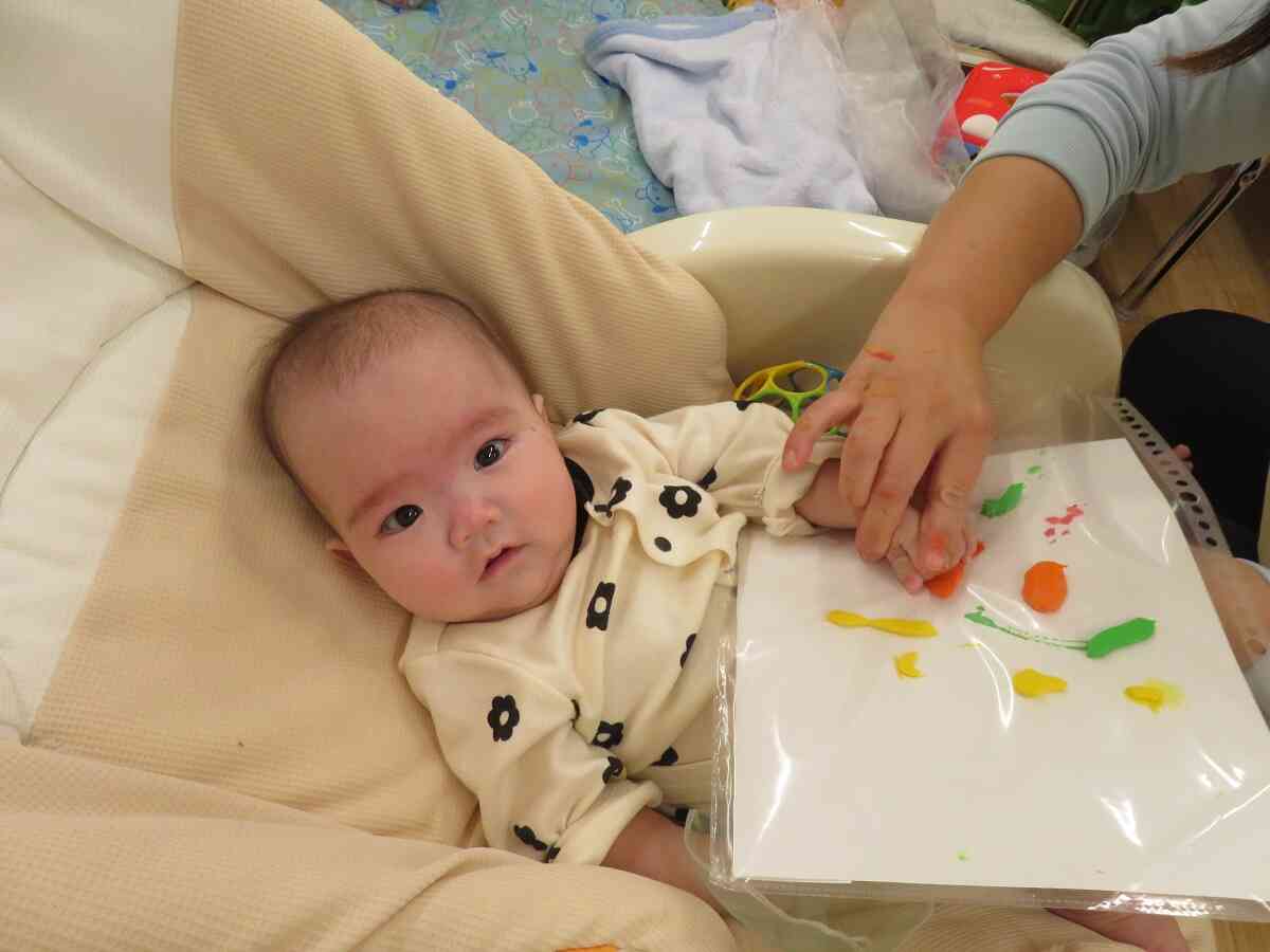 なんだろう？この感触？初めて絵の具に触れました♡