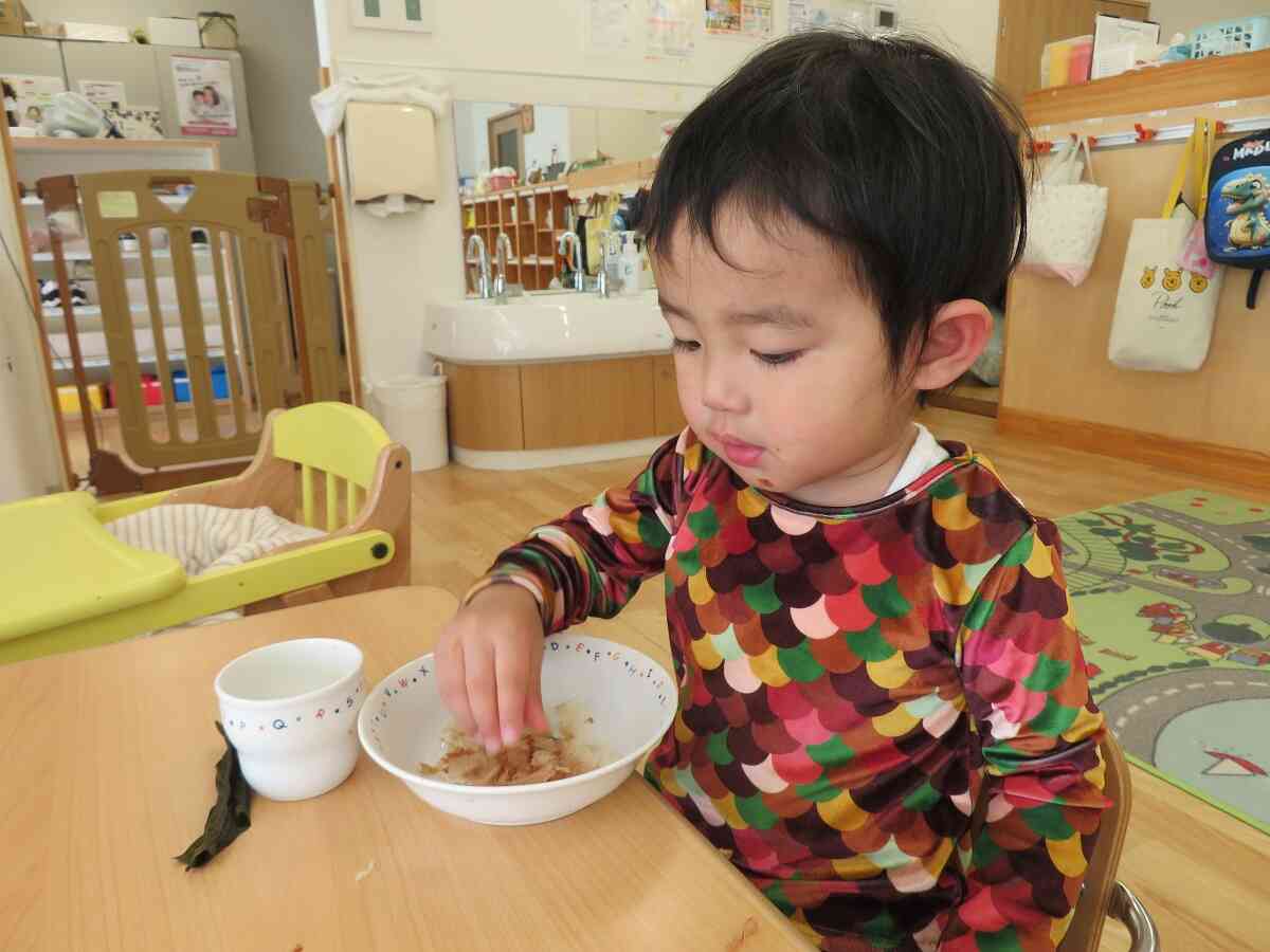 １歳児あひる組さんも！かつおぶしがお気に入り♡