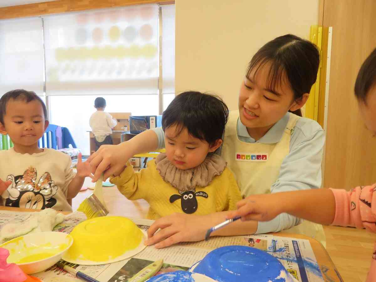 先生と一緒にぬりぬり~かわいい鬼さんが出来上がりました