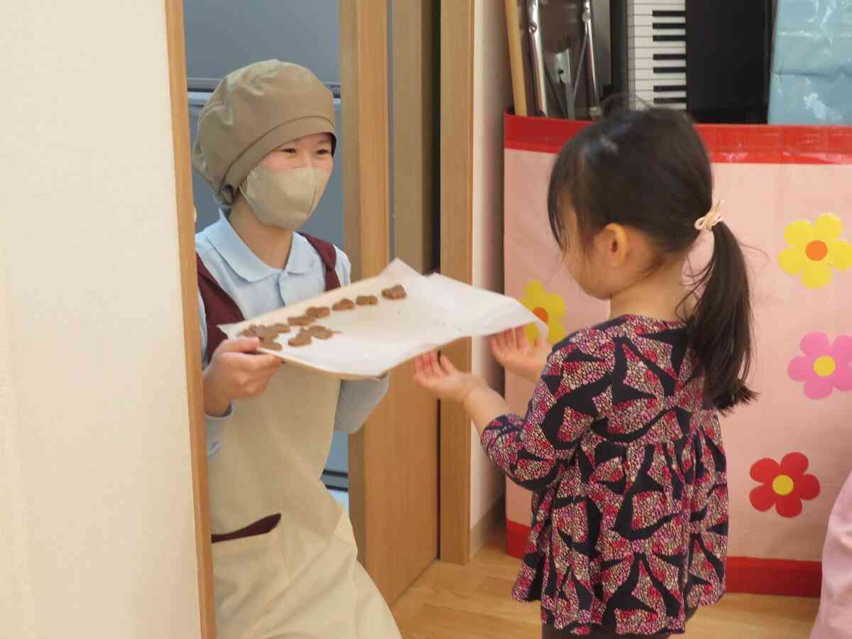 おいしく焼いてね～最後は給食室に自分たちで運びました♡