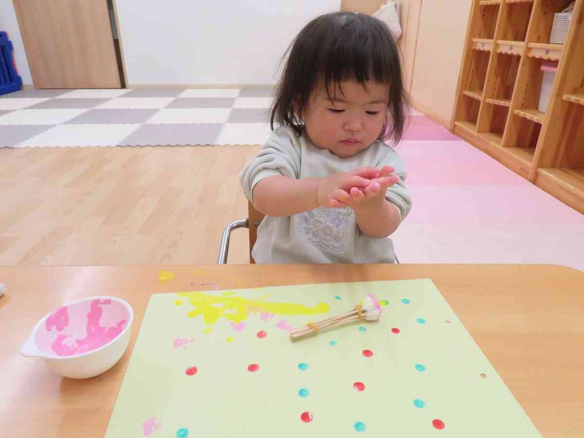絵の具を手に付けて～コネコネ～感触あそびにも発展していました♡
