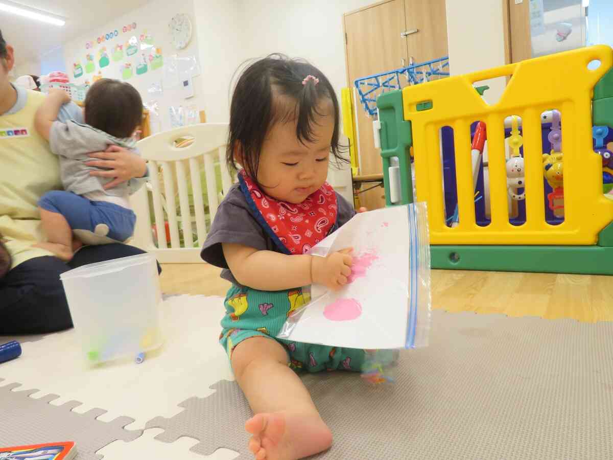 絵の具の感触あそび