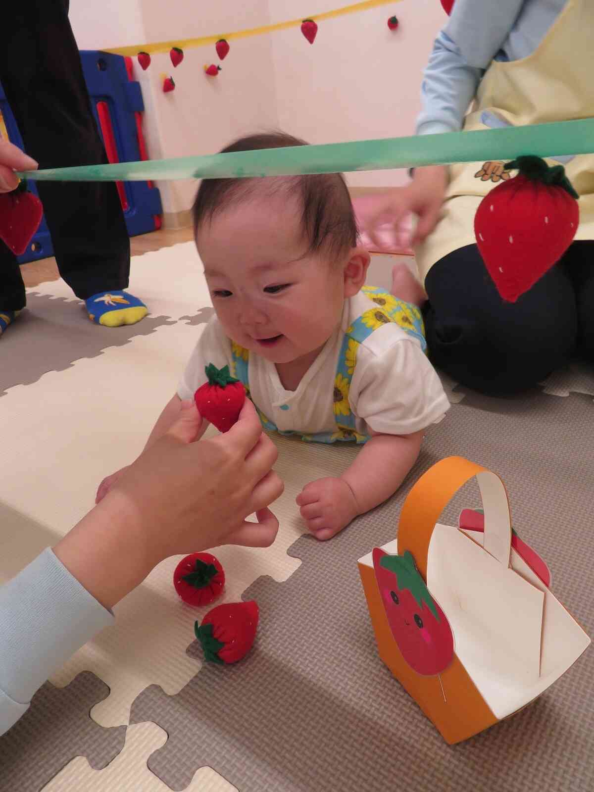 いちご見てニコニコ笑顔