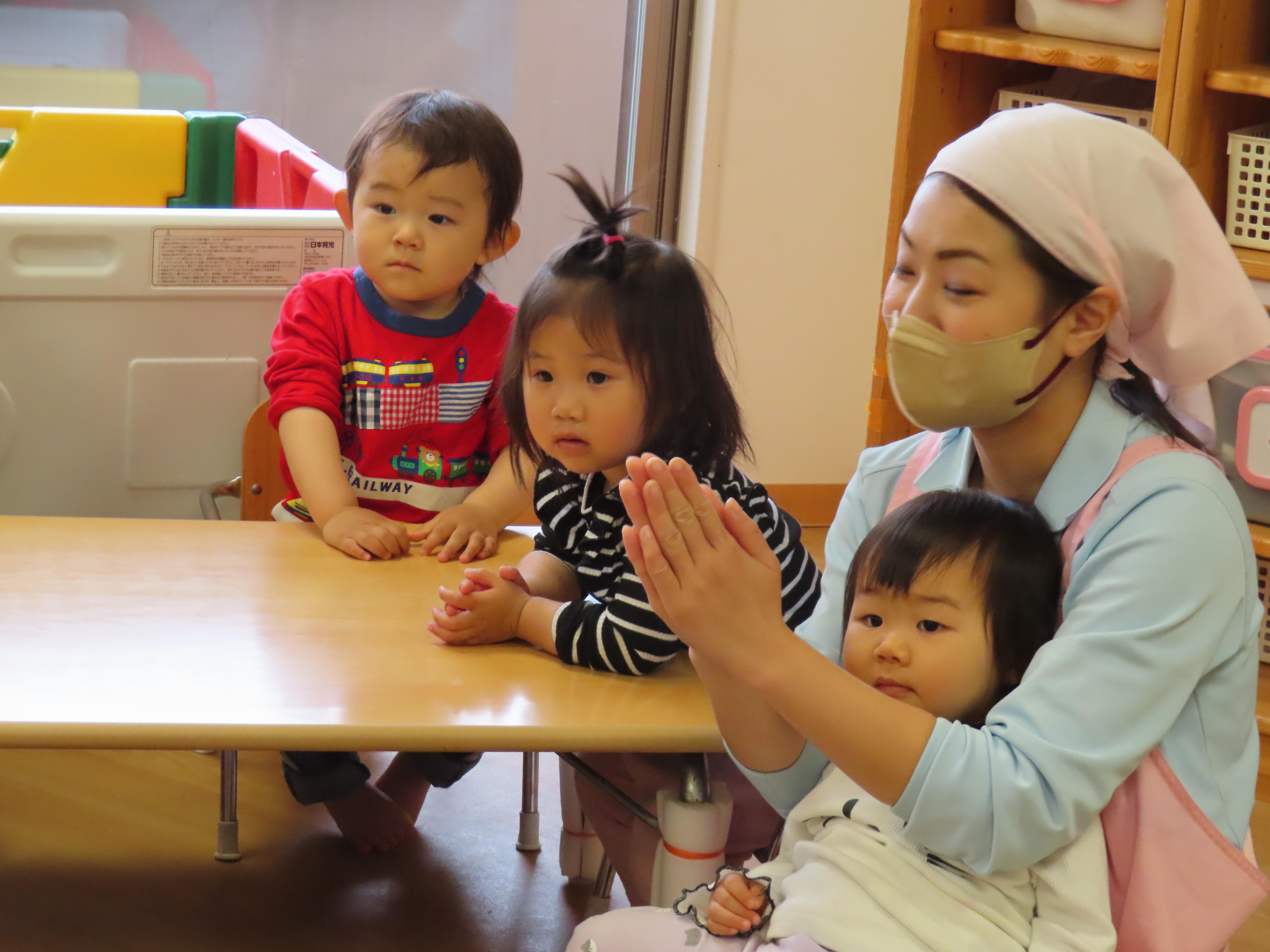 絵本と一緒に。