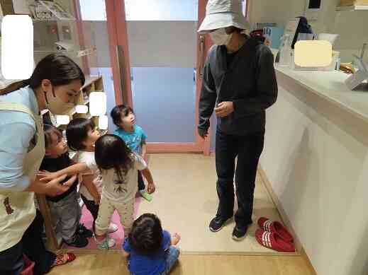 知らない人が玄関に。