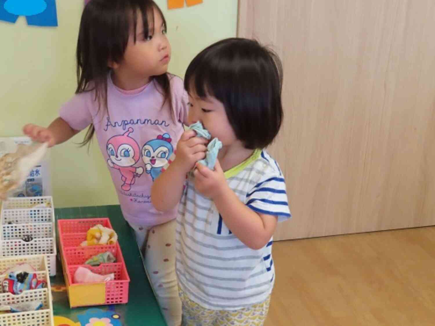 食べた後はタオルで口や手を拭いて自分のカゴに入れに行きます。