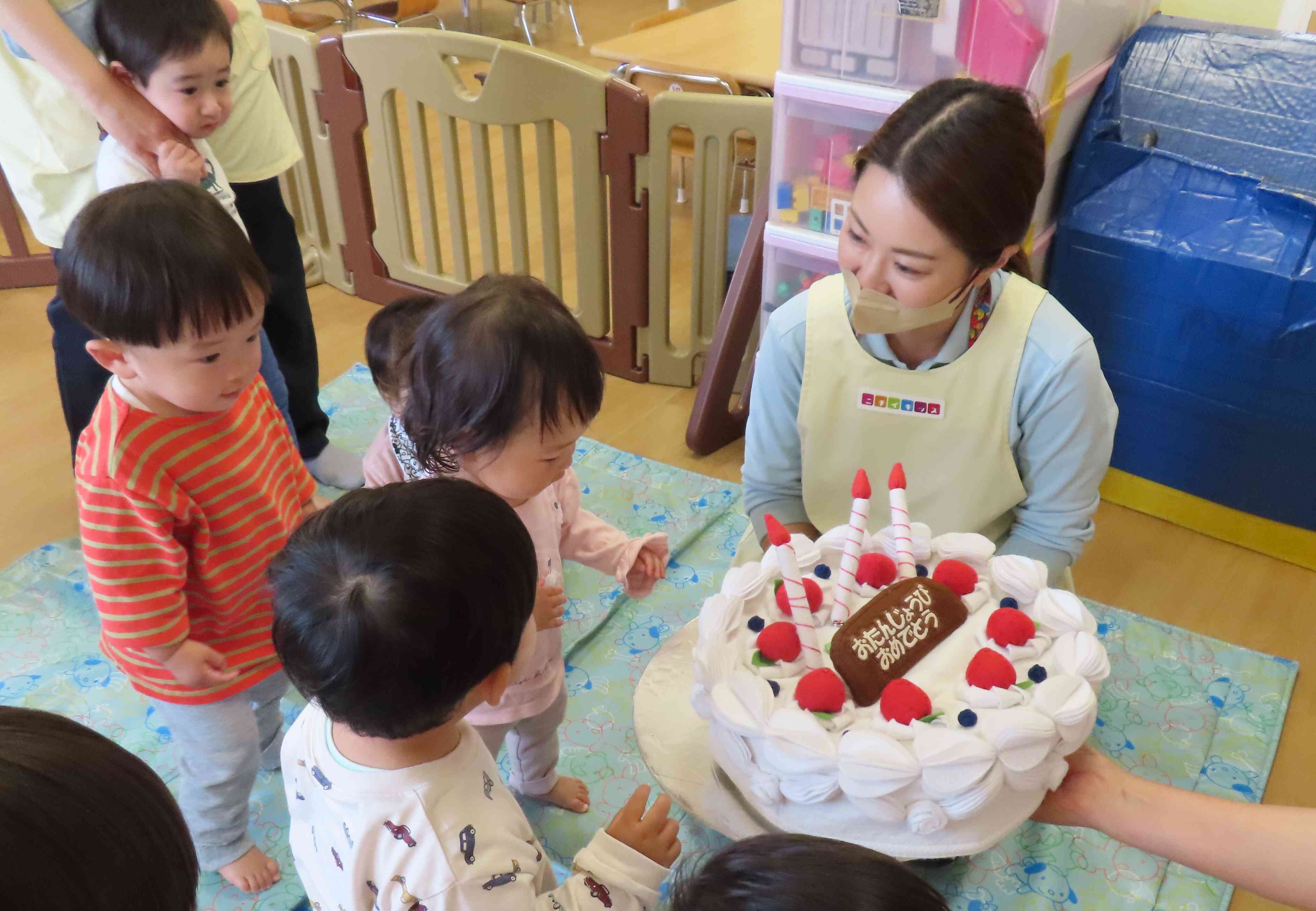 大きなケーキに興味津々の新入園児さん(*^^*)