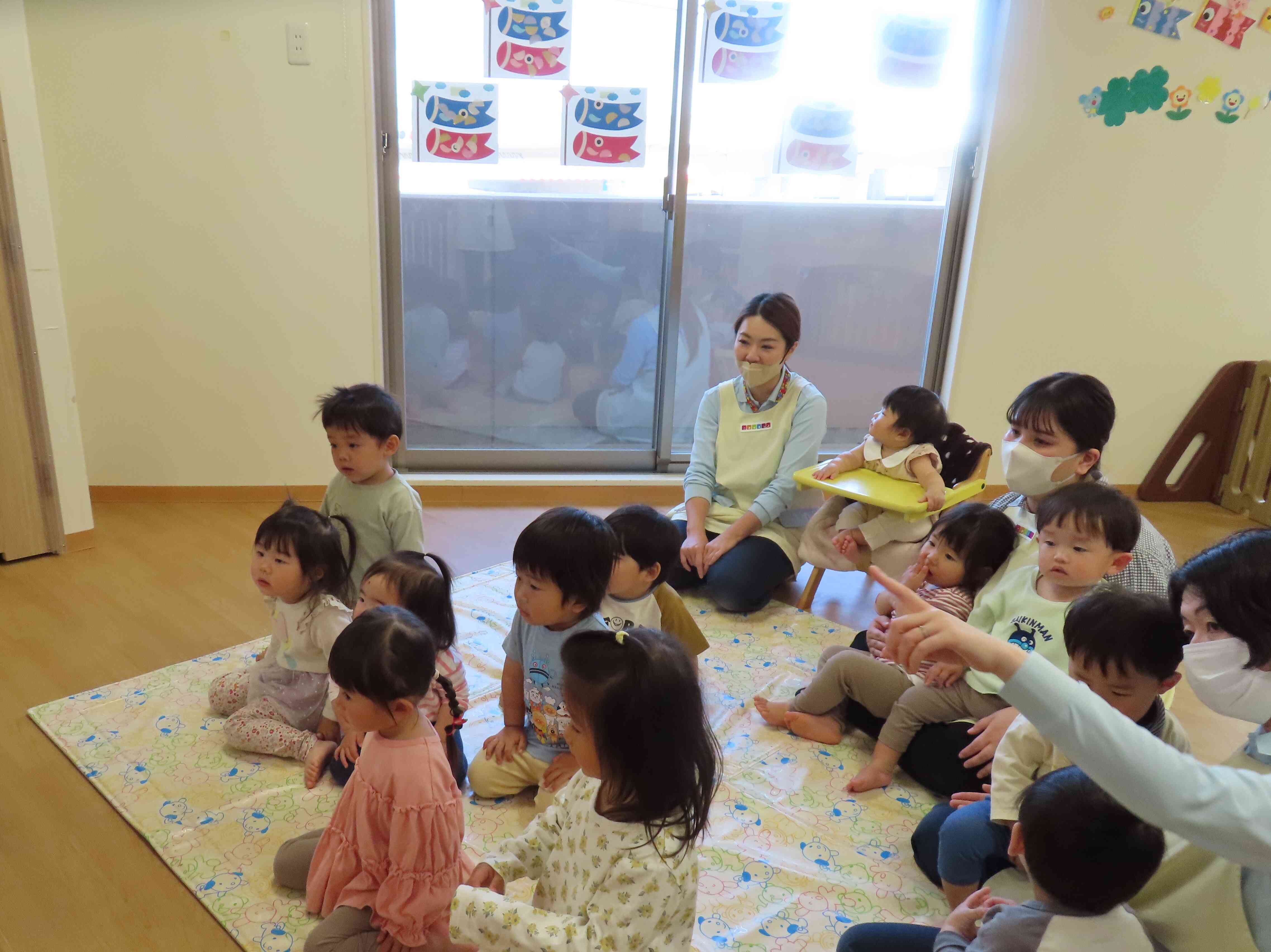窓飾りには、子ども達が作ったこいのぼりも気持ちよさそうに泳いでいますね