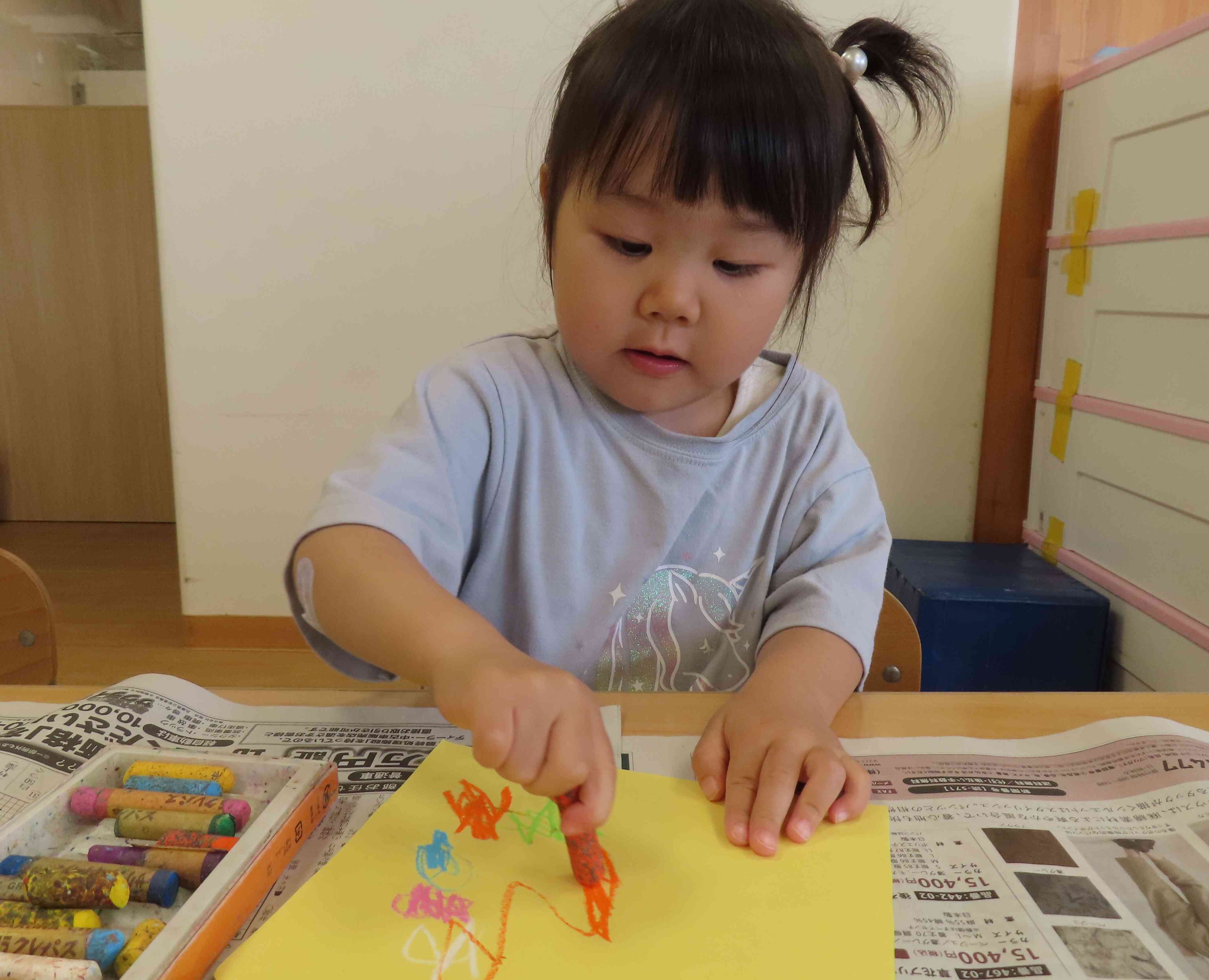 うさぎ組さんはクレパスでぐるぐる模様を描いた後に絵の具ではじき絵をしましたよ