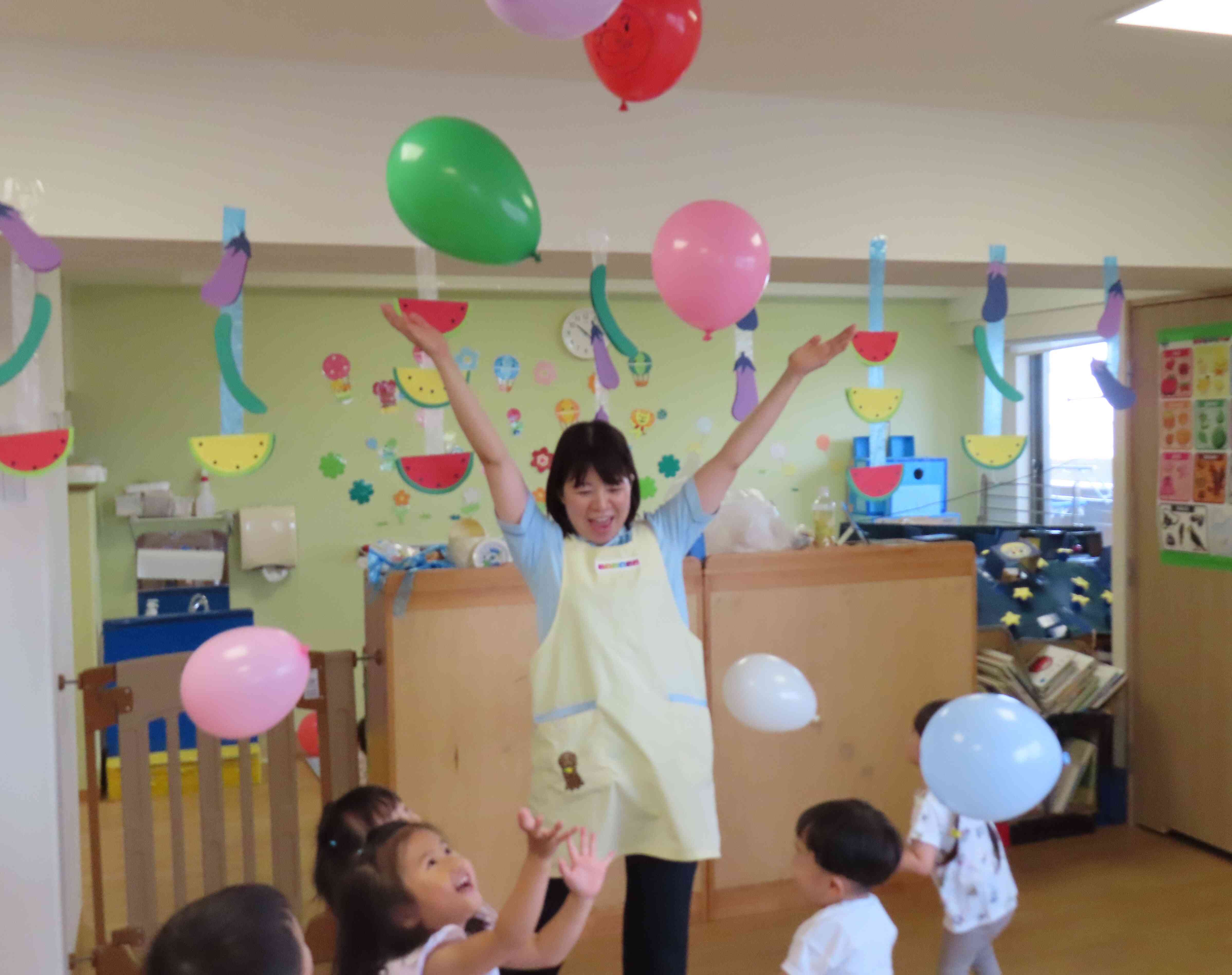 それ～！！カラフルな風船が舞うと大喜びでした☆