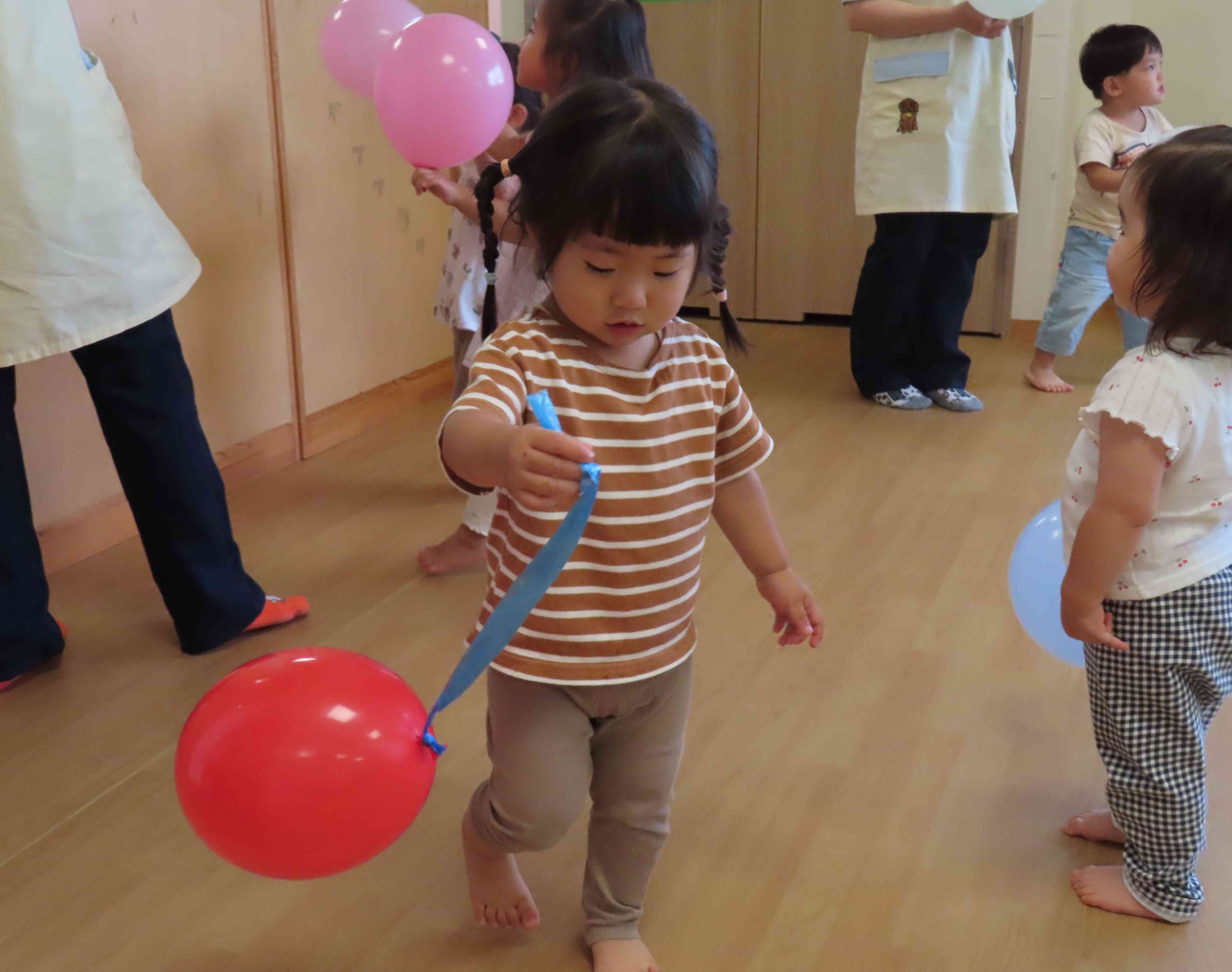 紐をつけてもらって一緒にお散歩♬