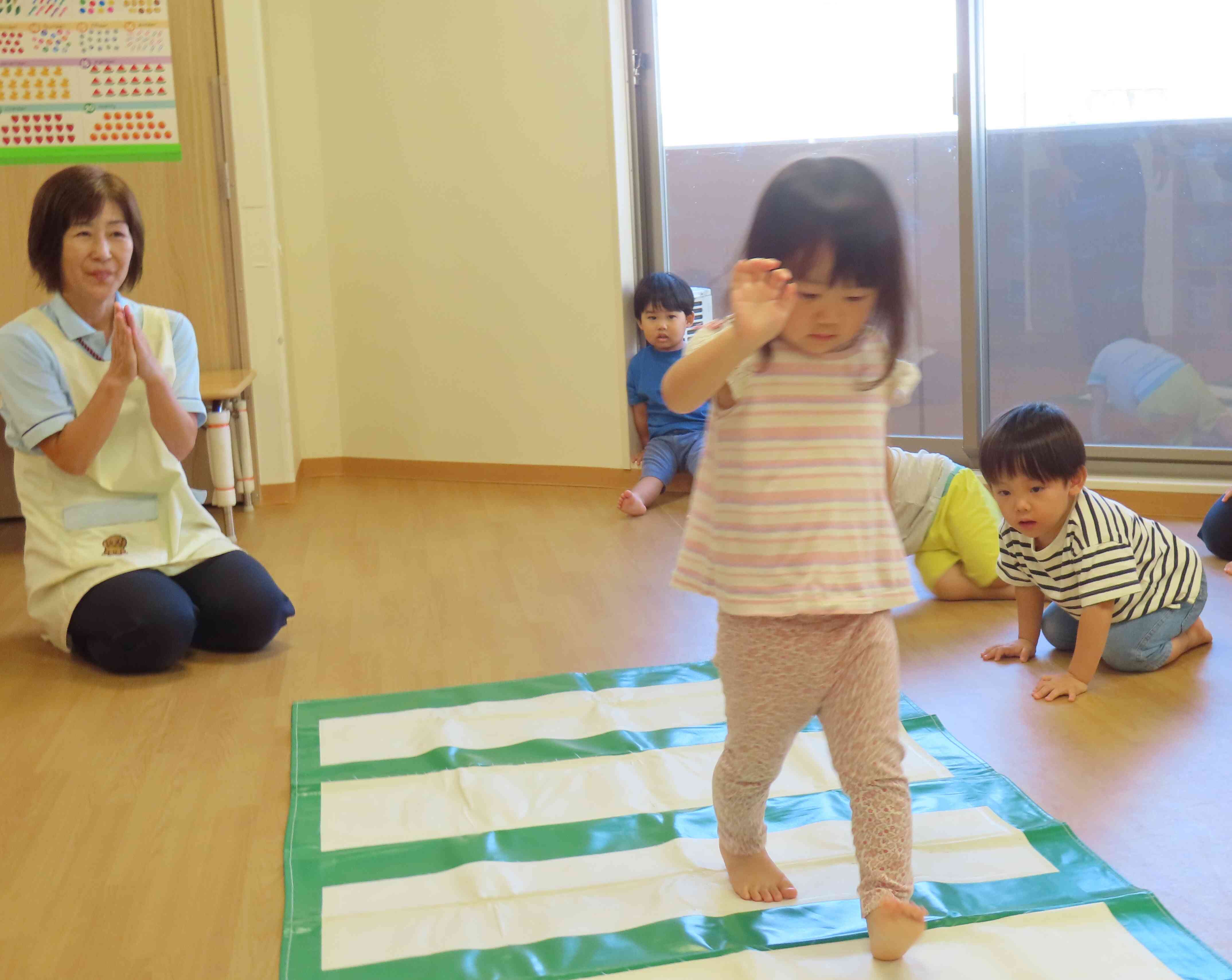「みぎ・ひだり見てから渡りましょう」先生も後ろから見守ってくれています。