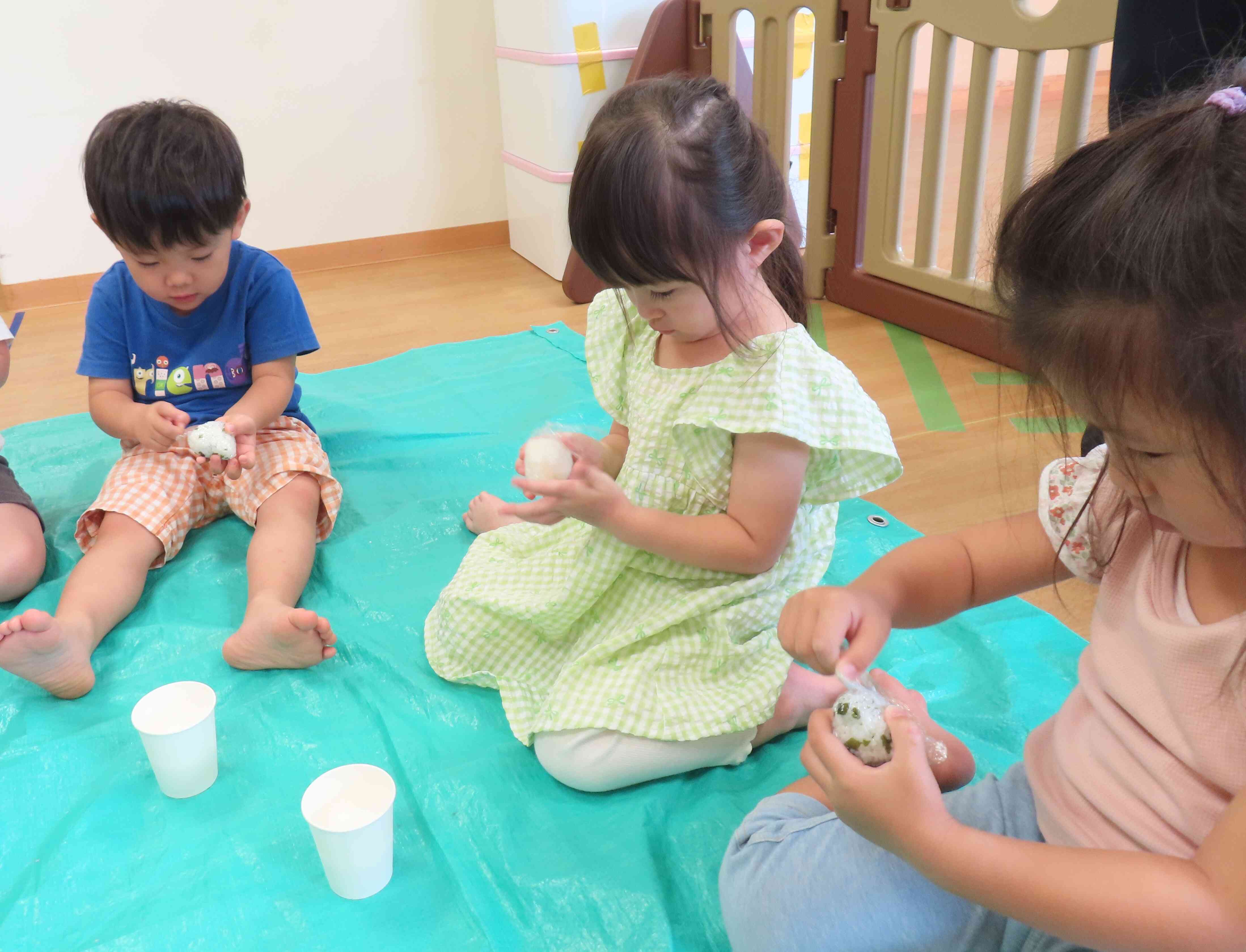 うさぎ組さんは災害時を設定して机のないところで食べる練習を。非常食のアルファ米で作ったおにぎりをいただきました♪
