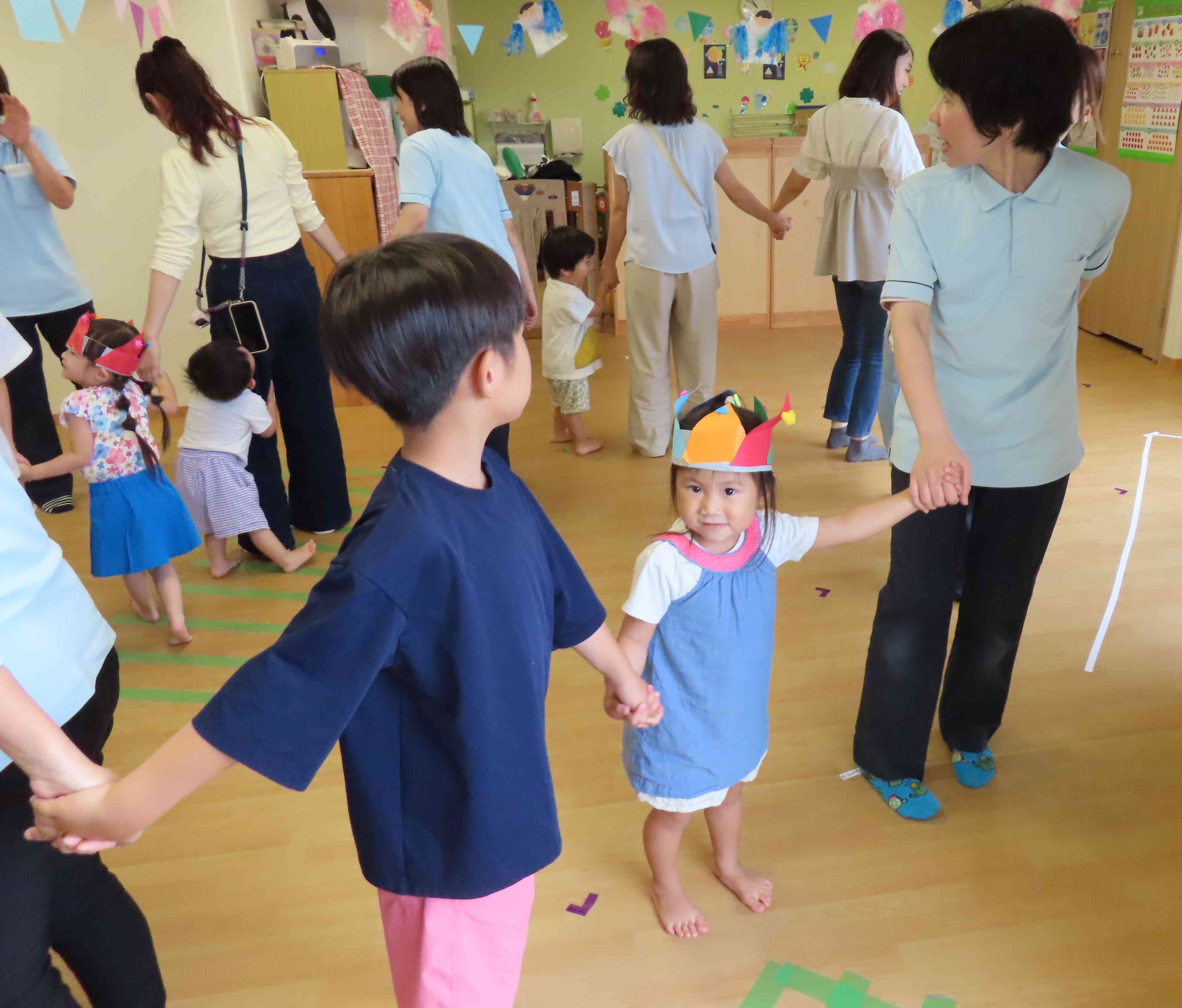 みんなで大きなサークルをつくったよ！なべなべそ～こぬけ～も大成功！！
