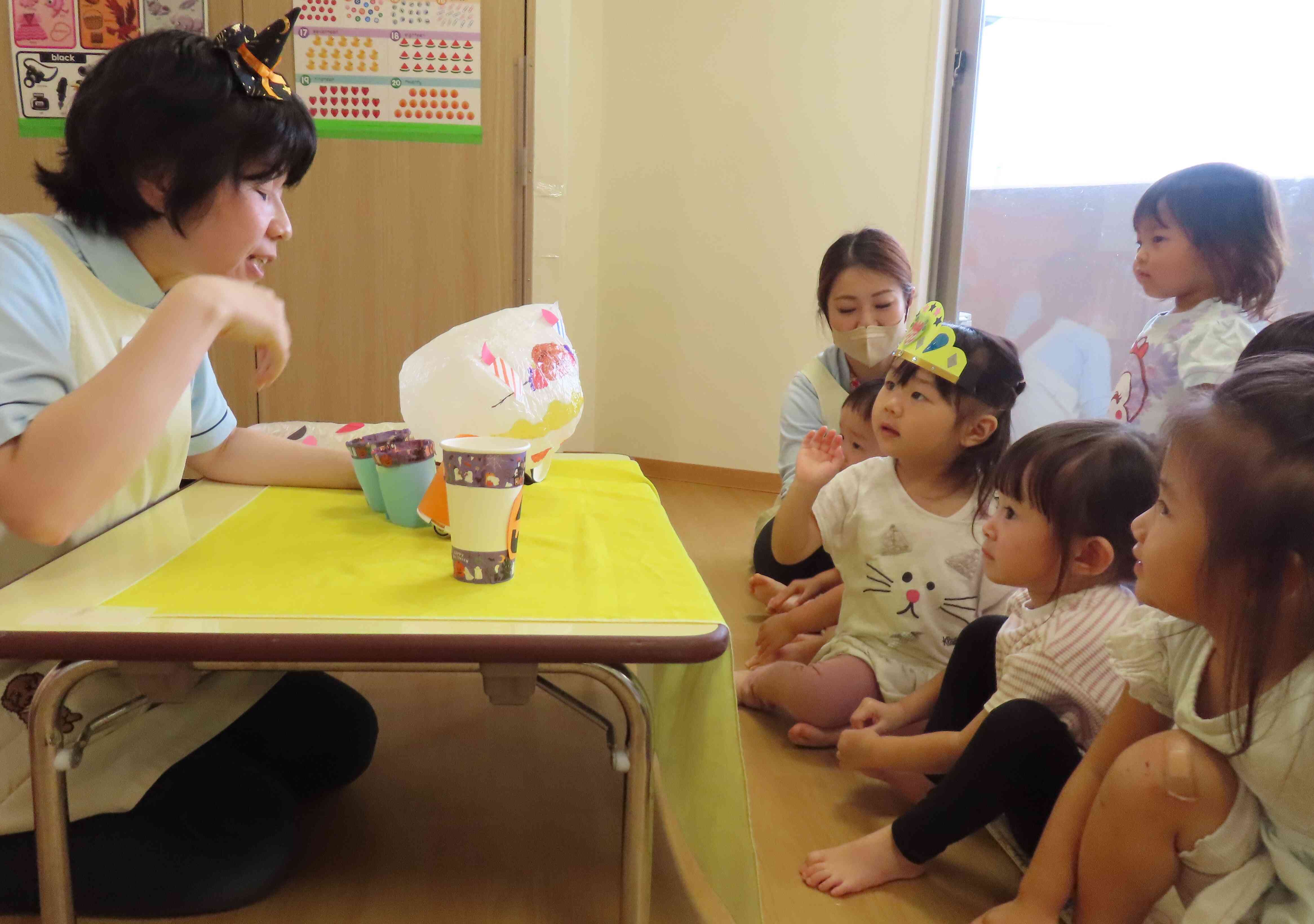 ハロウィンにちなんだ出し物がたくさん♪みんな楽しそうに見ていましたよ。