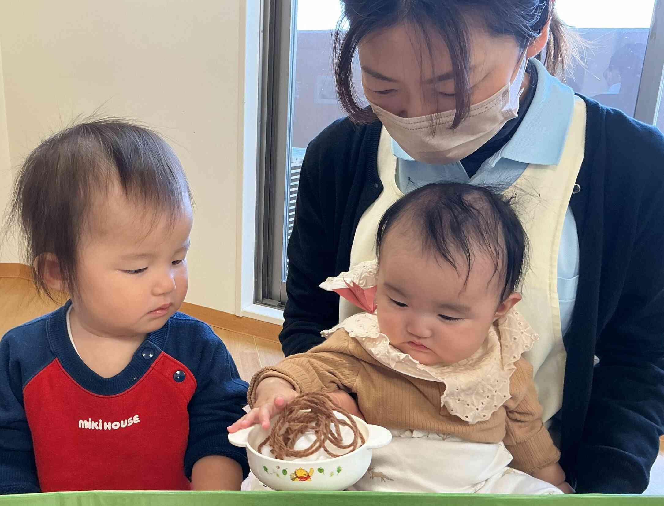 「ひよこ組さんも食べてね~」と持ってきてくれました♪