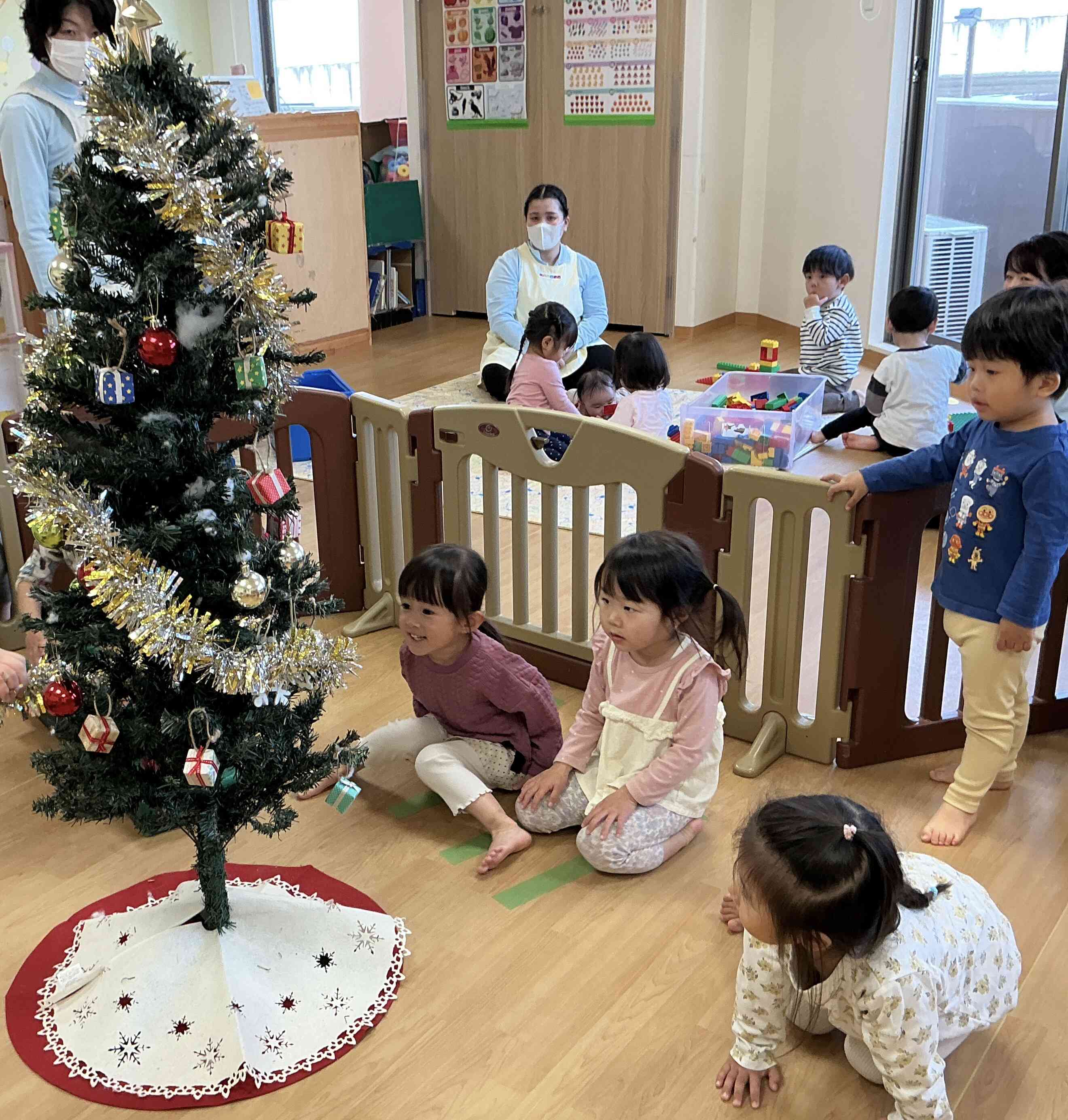 キラキラのモールをつけたら完成です(^^)/サンタさんみてくれているかな?