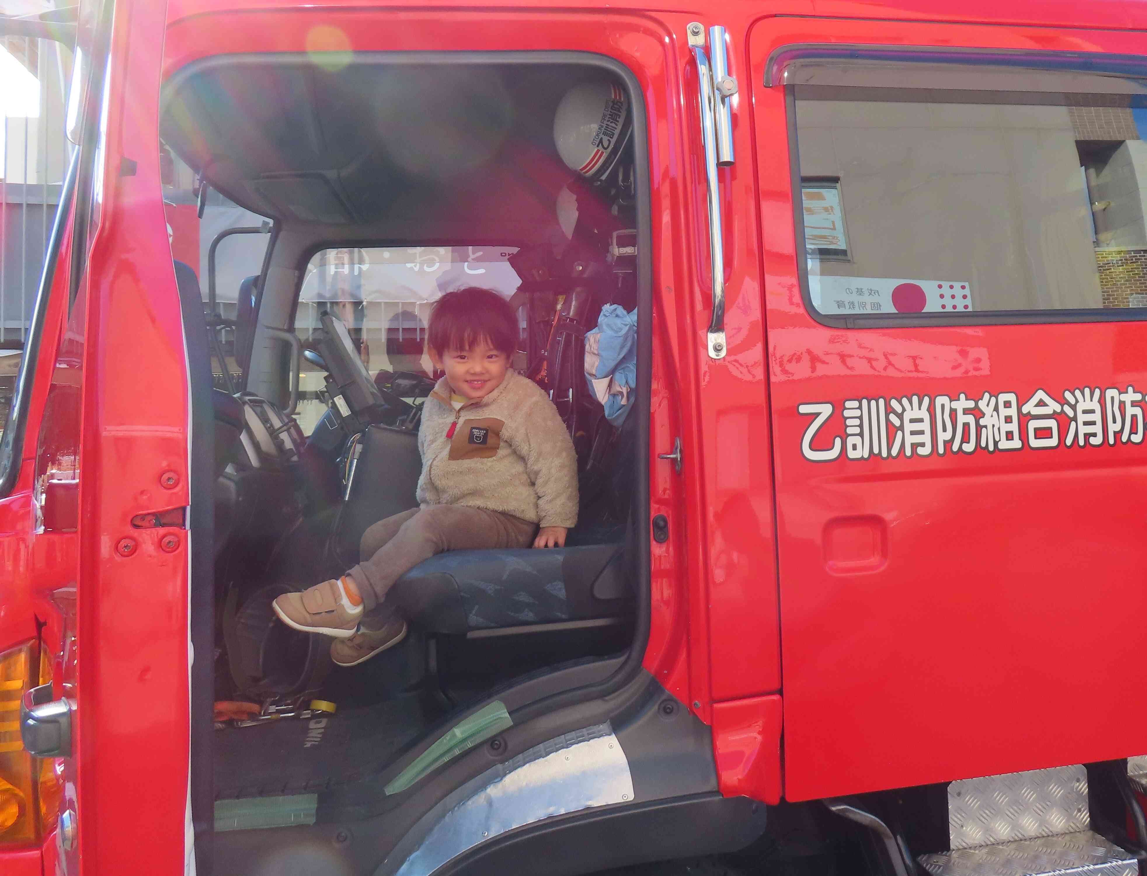 大きな消防車に乗って記念撮影も♪