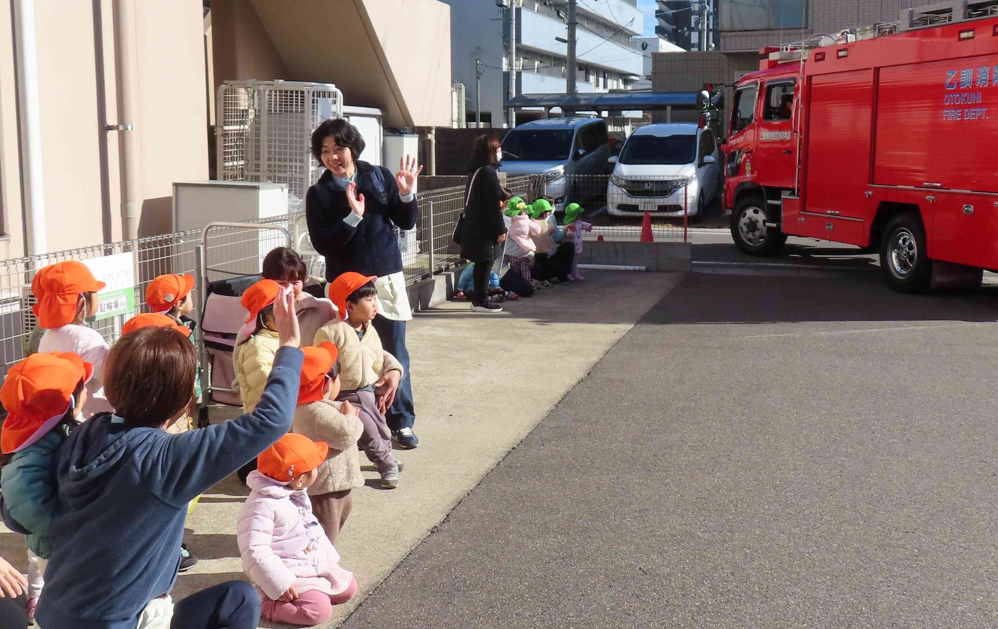 帰りは回転灯もつけてくださり大喜び♪みんなでお見送りしました～