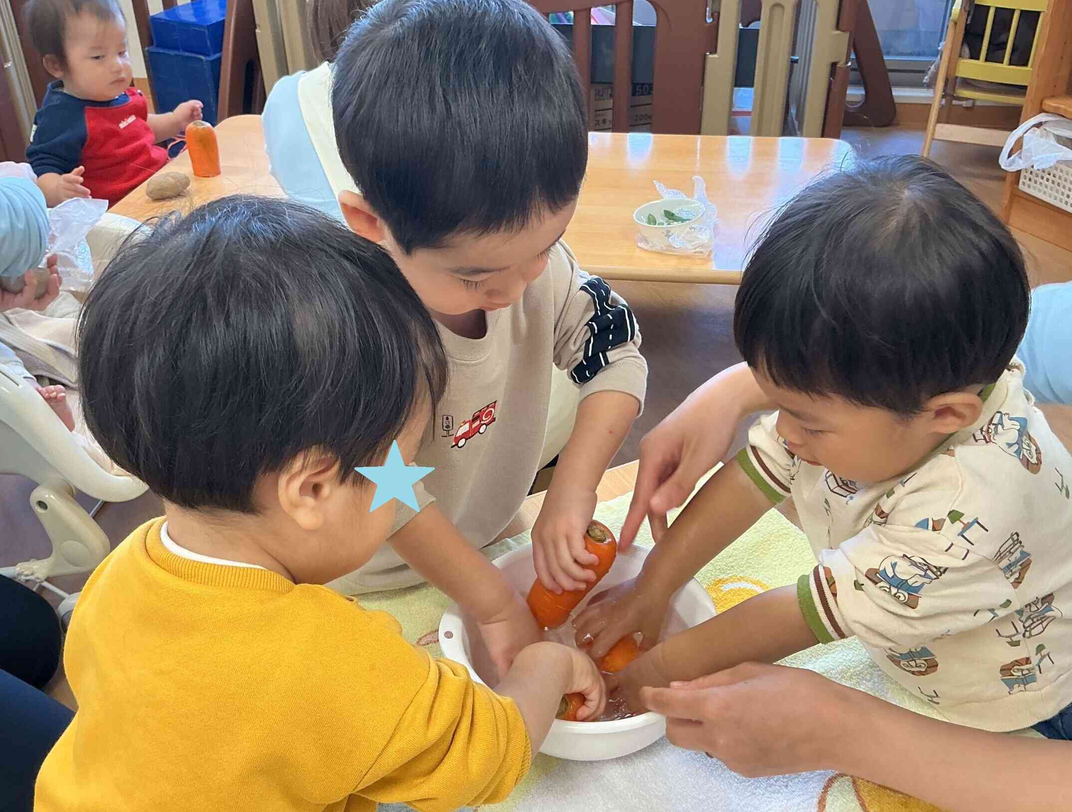 あひる組さんもなかよくゴシゴシ