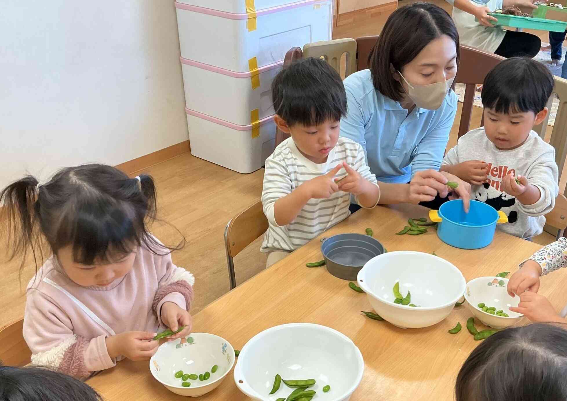 うさぎ組さんはお野菜を洗った後、枝豆剥きもお手伝いしてくれました(^^)/