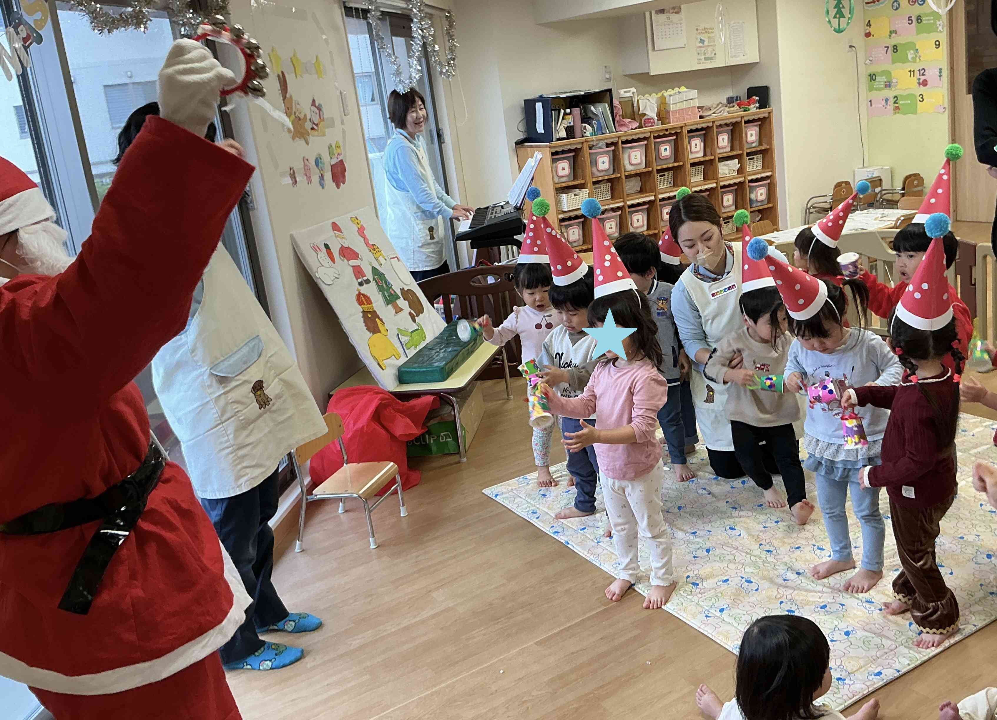 プレゼントのベルを鳴らしながら一緒にクリスマスソングをうたいましたよ(^^♪