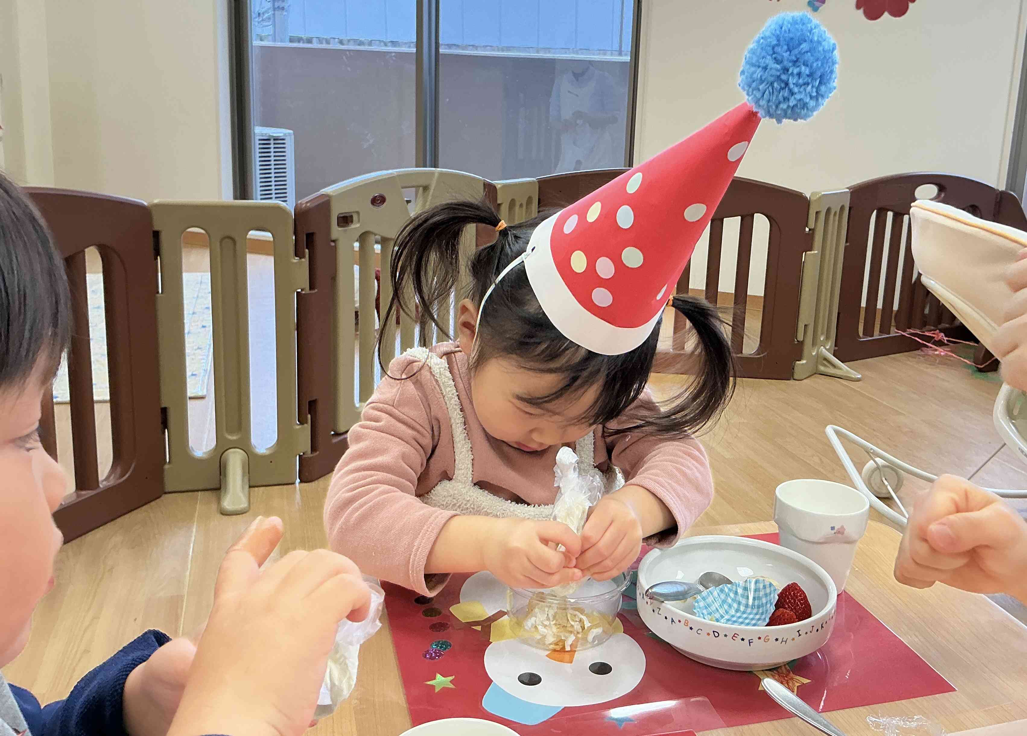 うさぎ組さんはクリーム絞りも自分でやりたくて、何度もおかわりしてましたよ♪