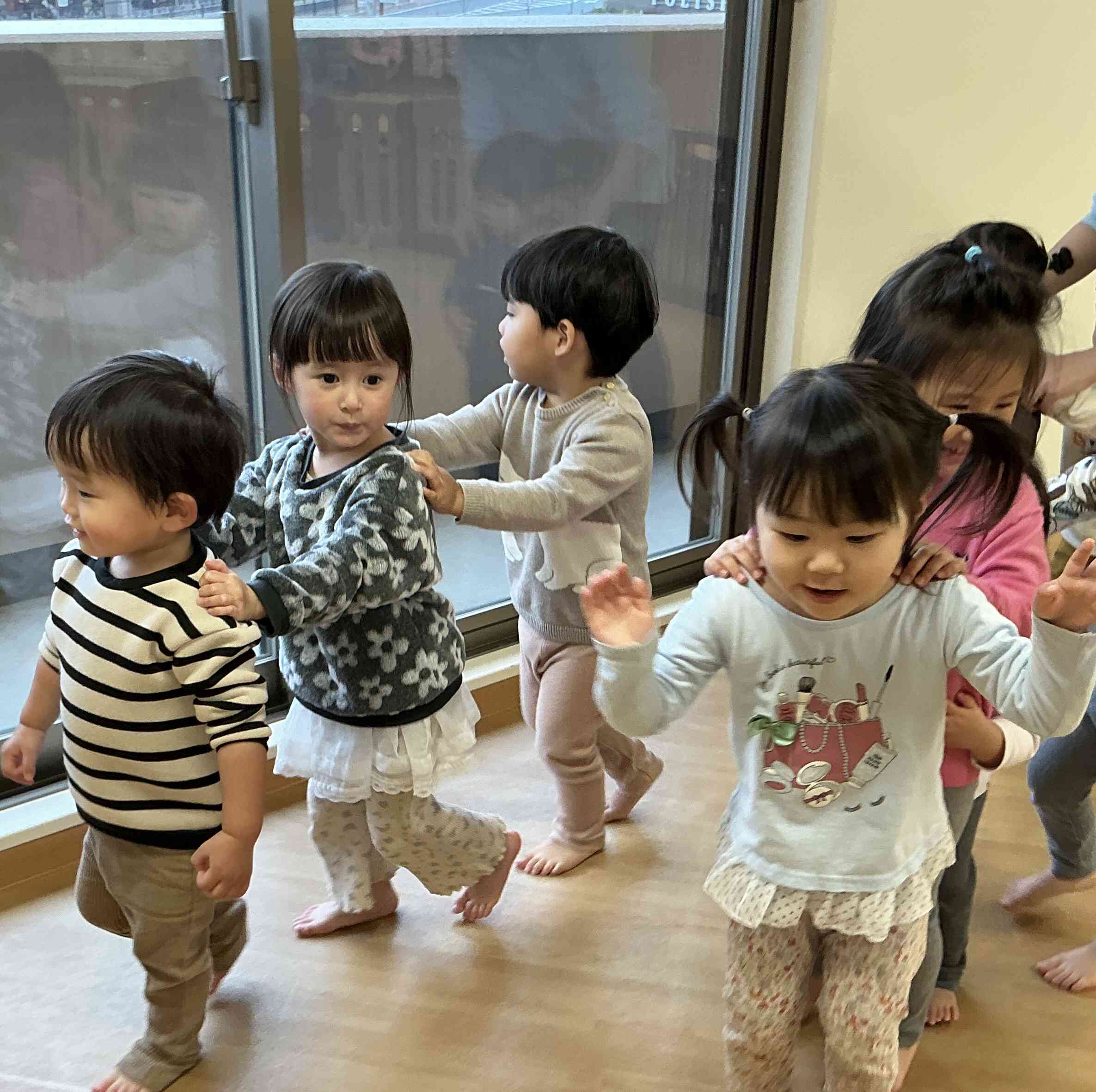 貨物列車になってお友だちと連結で～す！