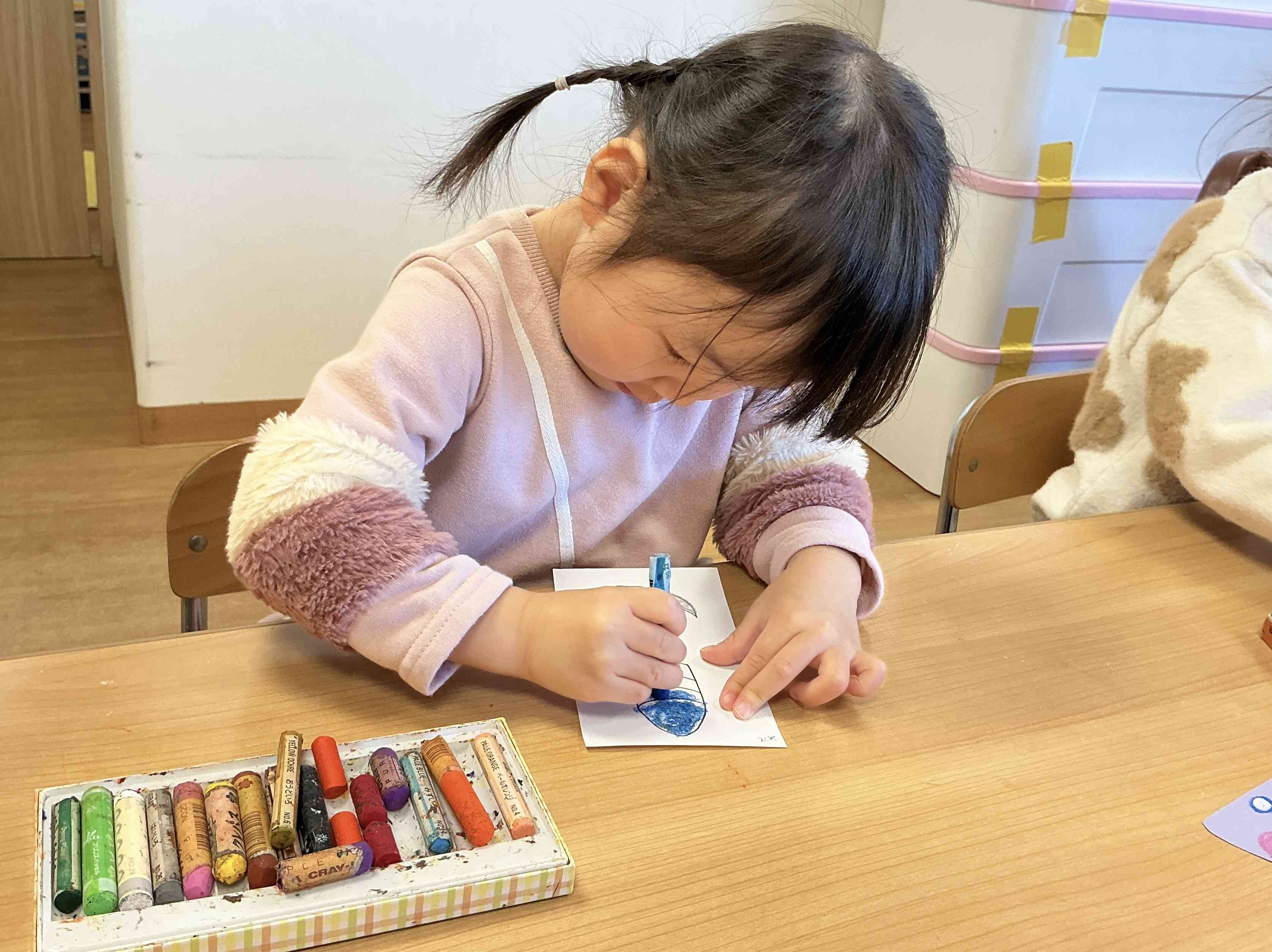 絵の具・クレヨン・のり・はさみ…年齢に応じていろんな素材や教材を使って楽しみました(^^)/