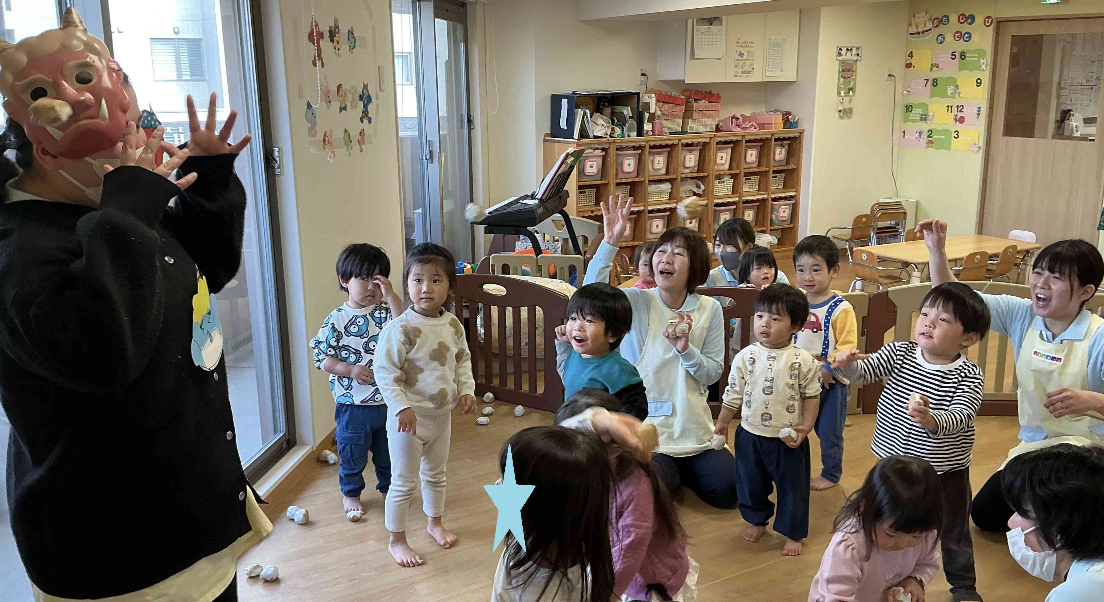 「よ～し、みんなでオニをやっつけちゃえ～」うさぎ組さんを中心に豆まきで追い払いました(^^)/