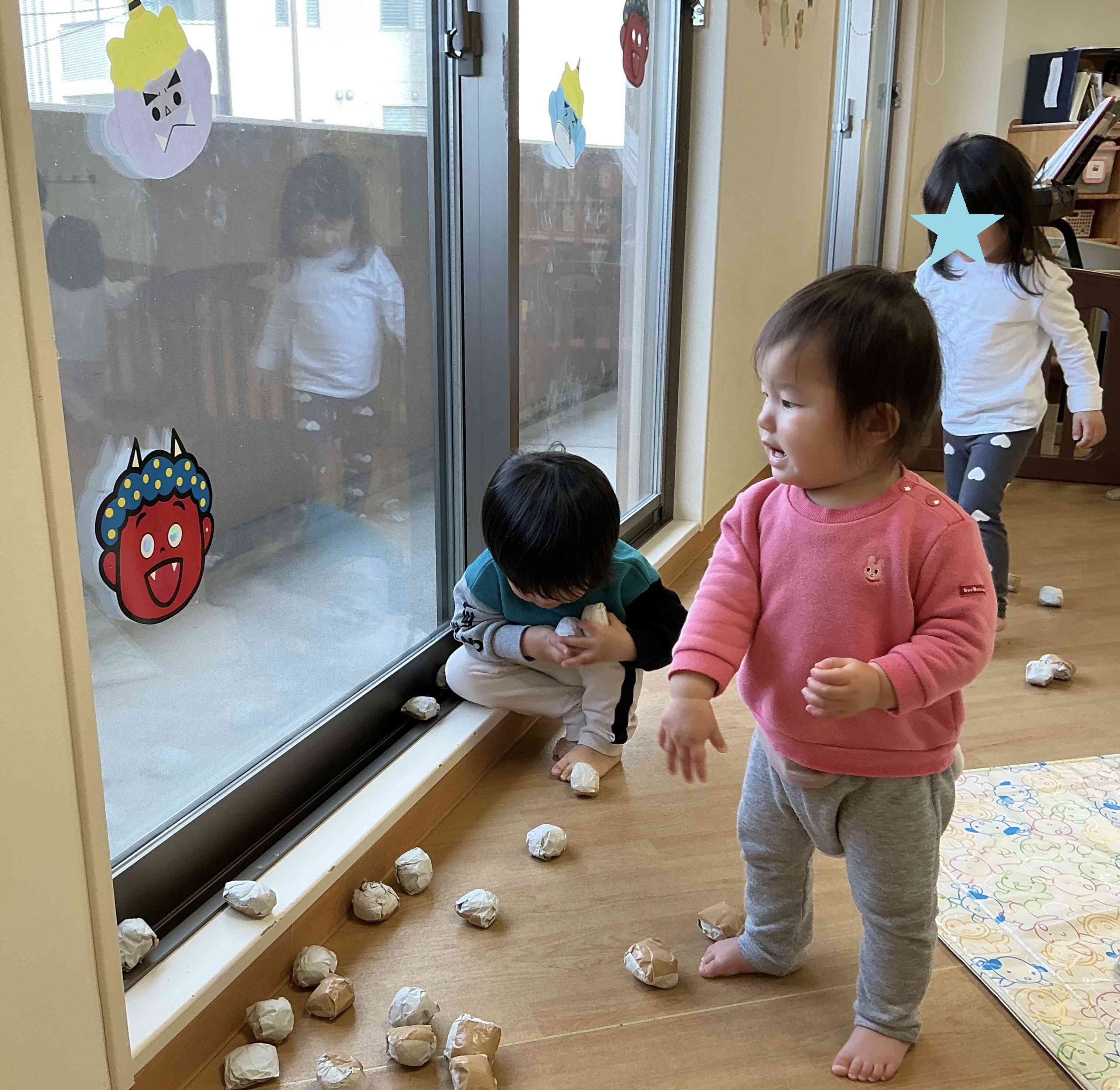 「え～い！」と掛け声をしながらオニ退治のひよこ組さん♪