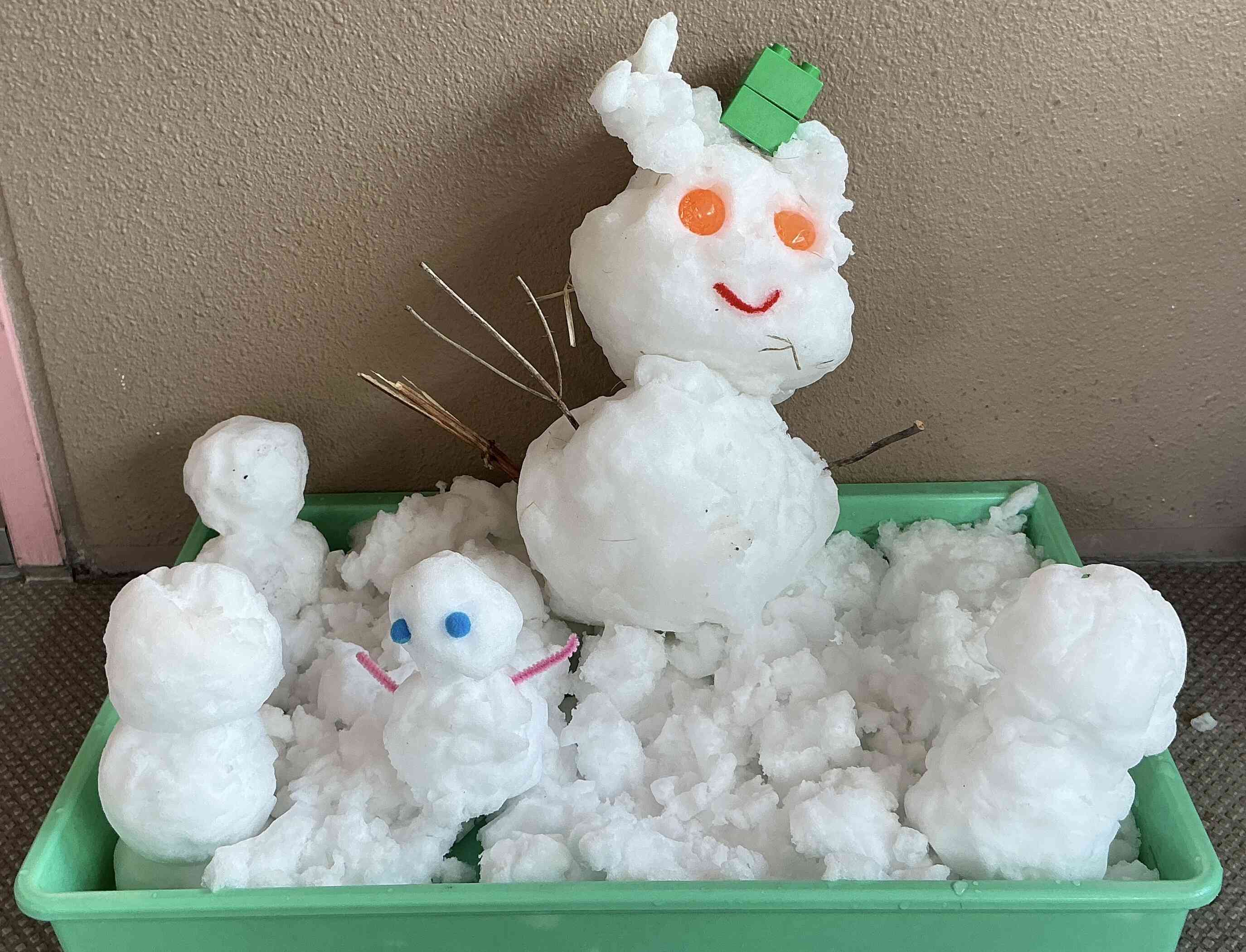 みんなで作った雪だるま.。o○残念ながらお迎えまでに溶けちゃいました。