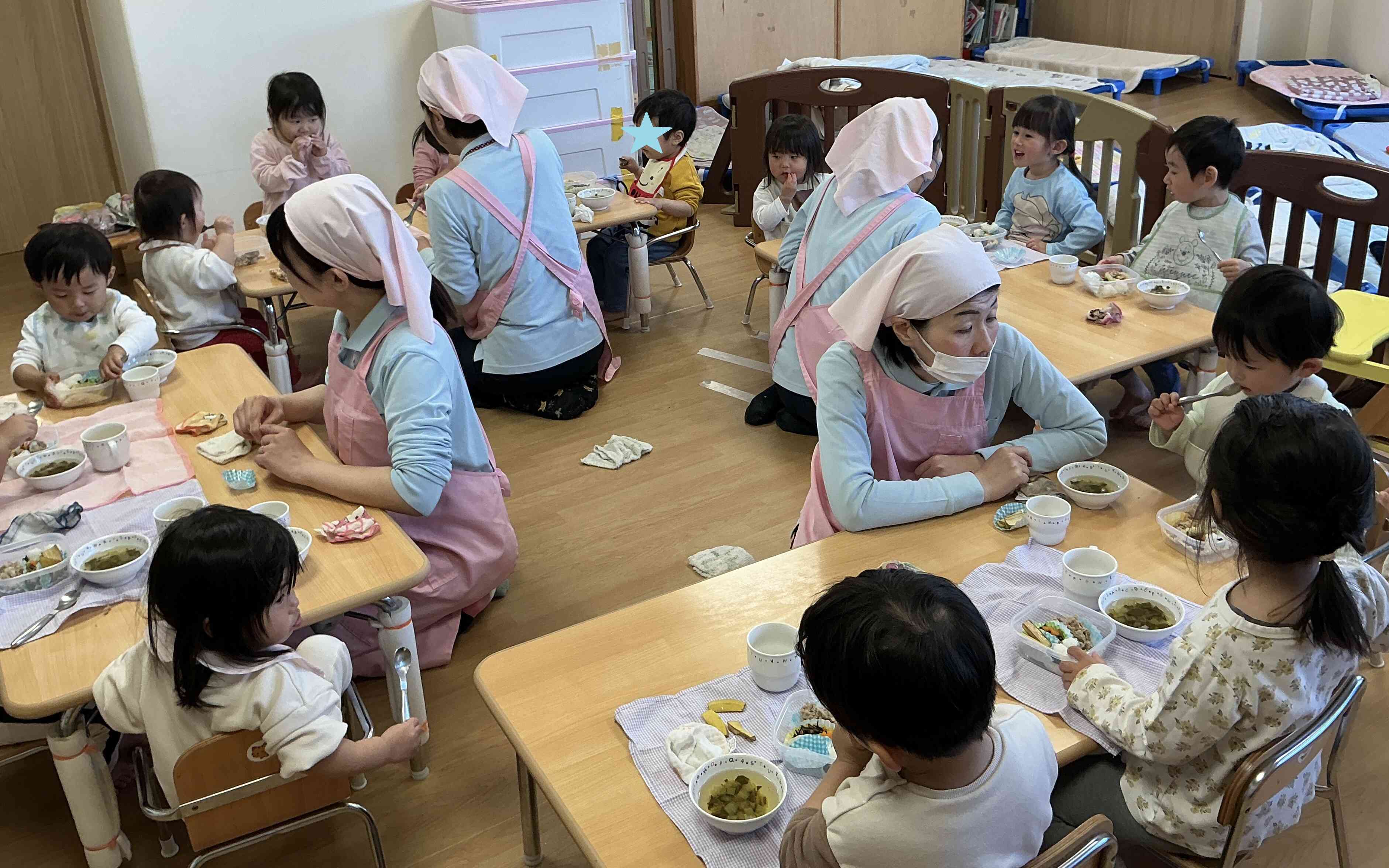 それぞれのテーブルにうさぎ組さんのお友達がいて楽しい給食の時間！お迎えに来たお母さんたちにも嬉しそうに報告していましたよ(^^)/