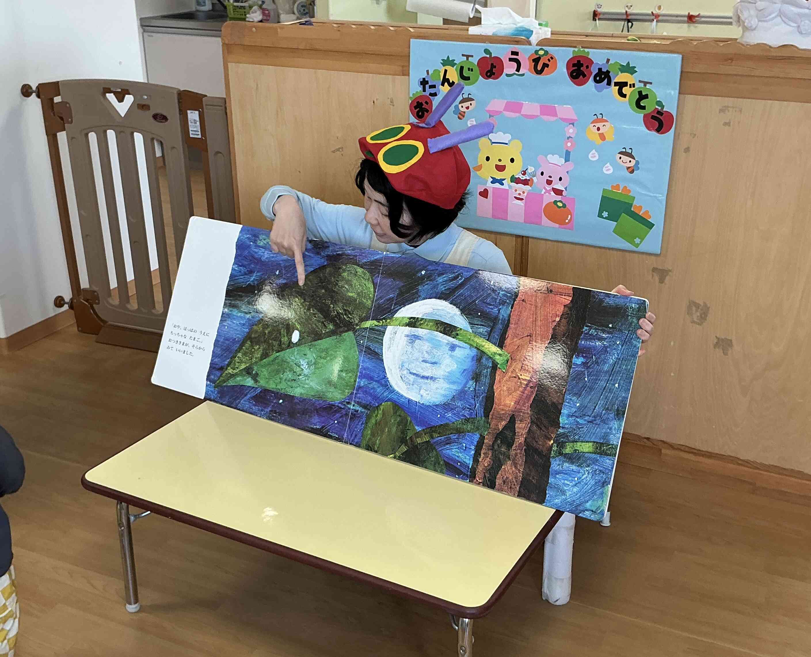 手袋シアターや大型絵本をみて過ごしました!