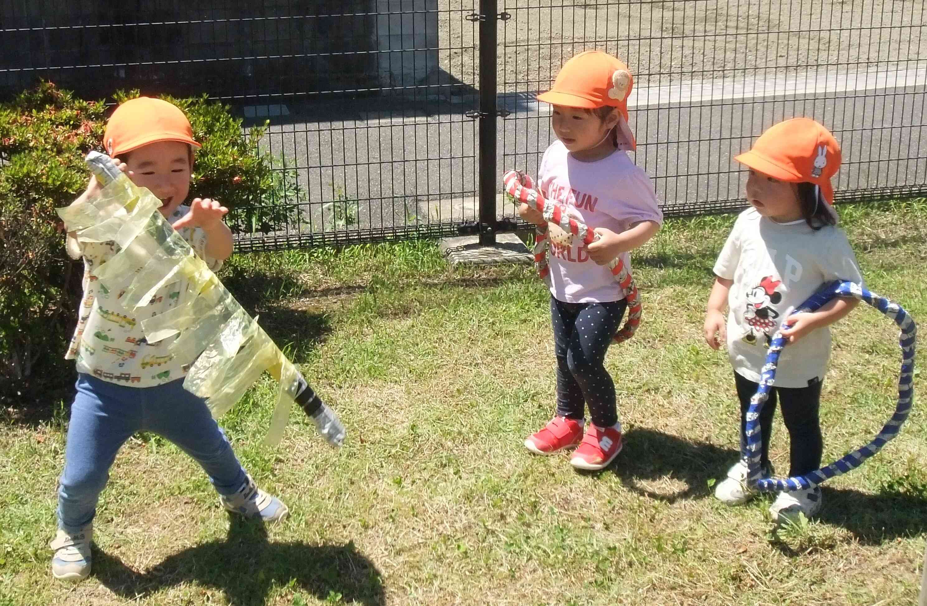 自由あそびで電車ごっこを楽しむ子どもたち。「踏切で～す、カンカンカ～ン♪」