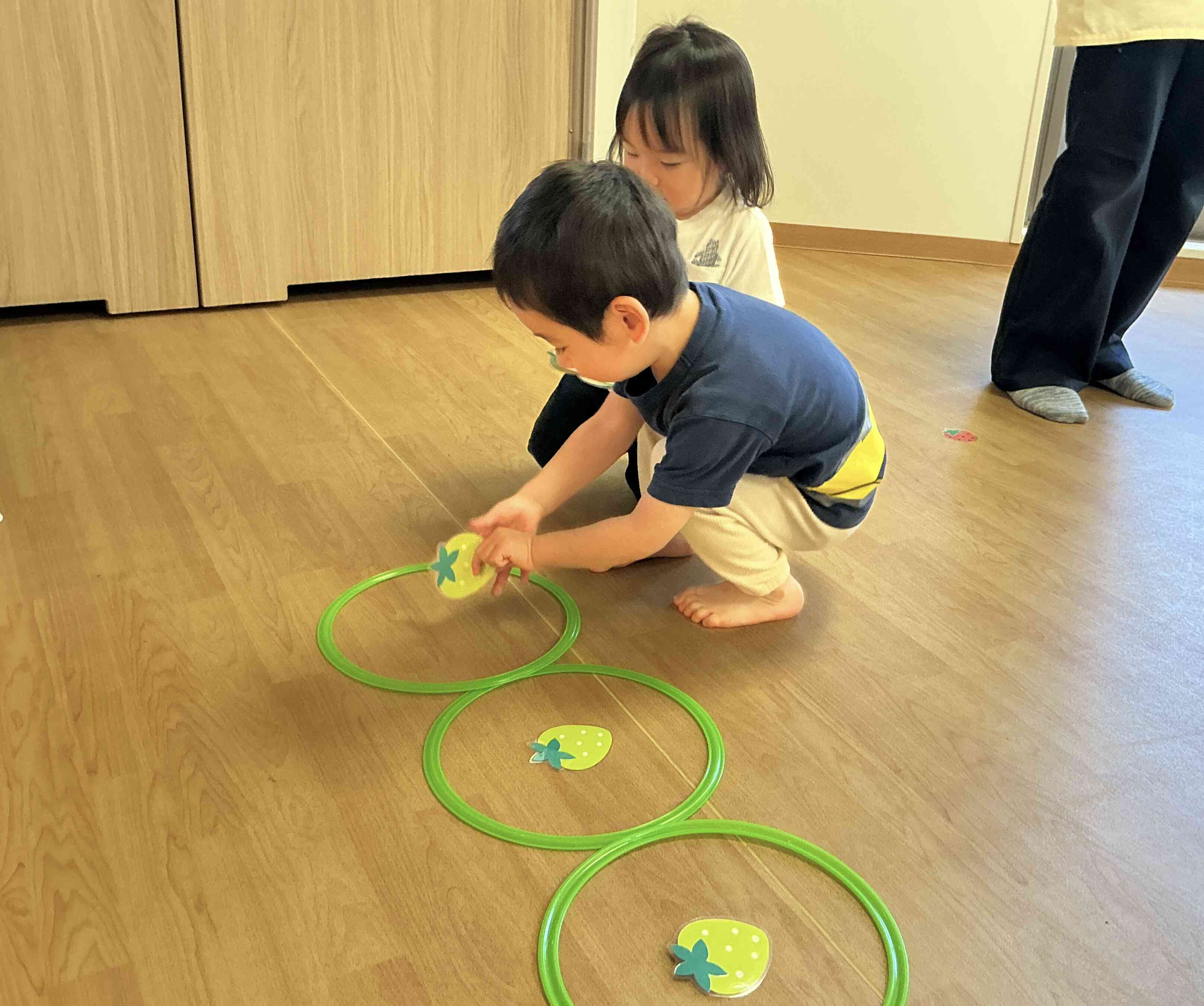 赤・ピンク・緑、たくさん集めたら、色分けをします。