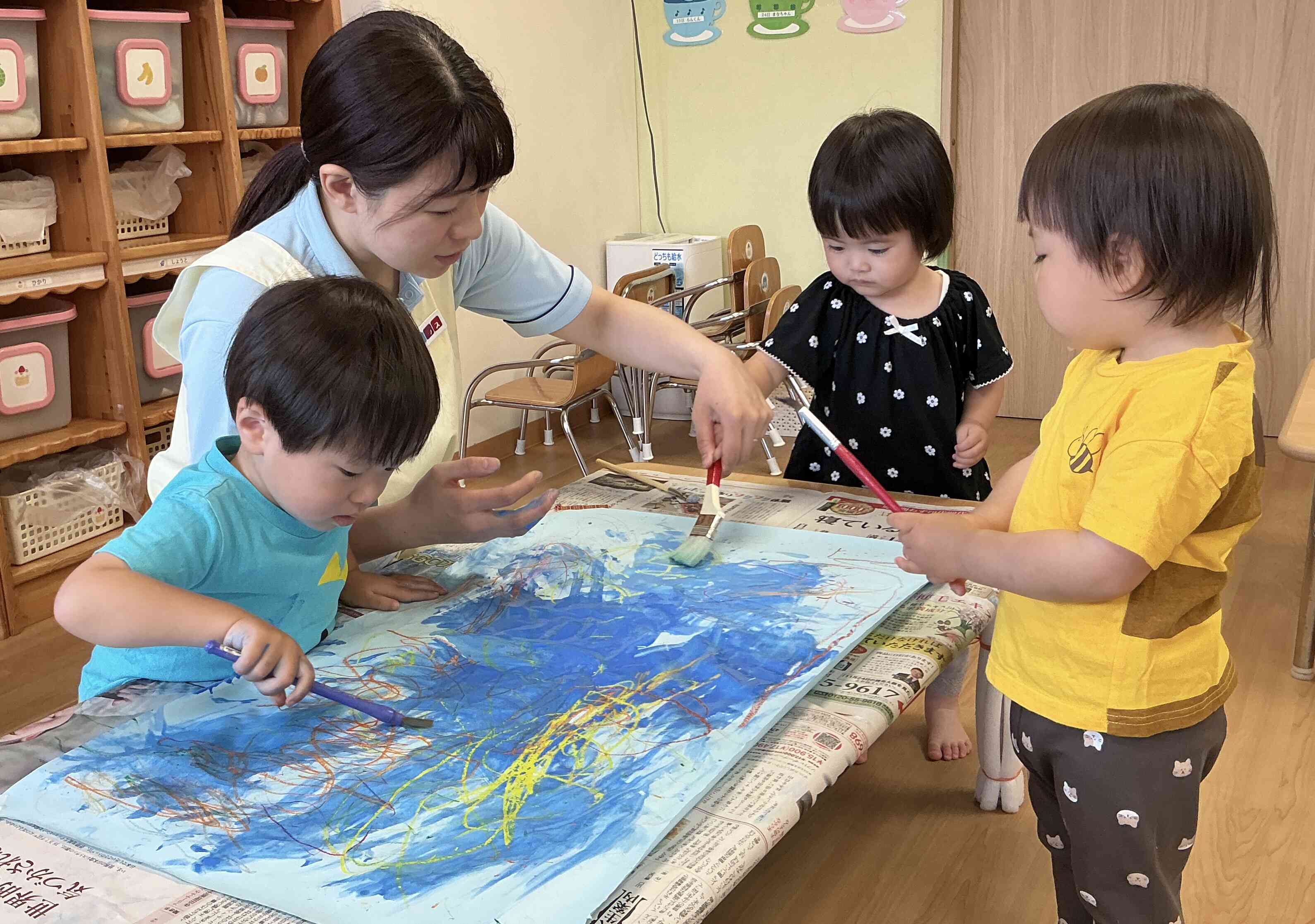 手で塗ることに抵抗のある子どもたちは筆を使って楽しみました(^^)/