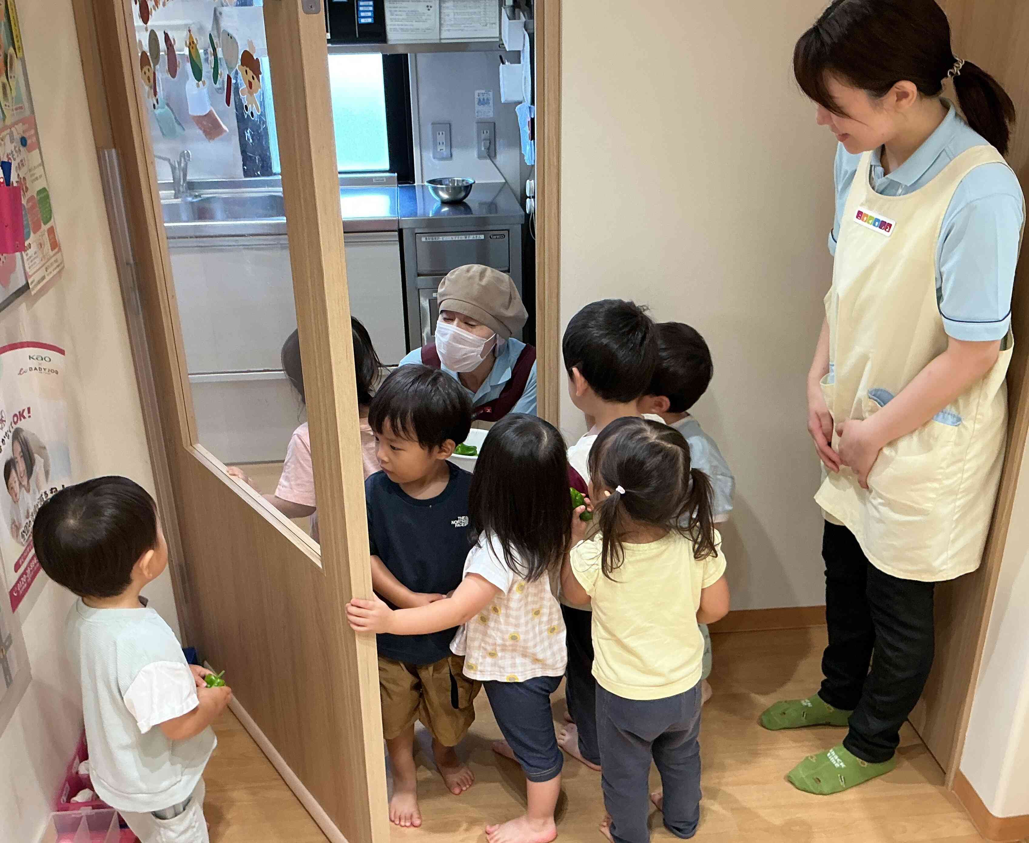 おやつの食材になるので給食の先生に「おねがいしま~す♪」と持っていきました。おやつの時間が楽しみだね。