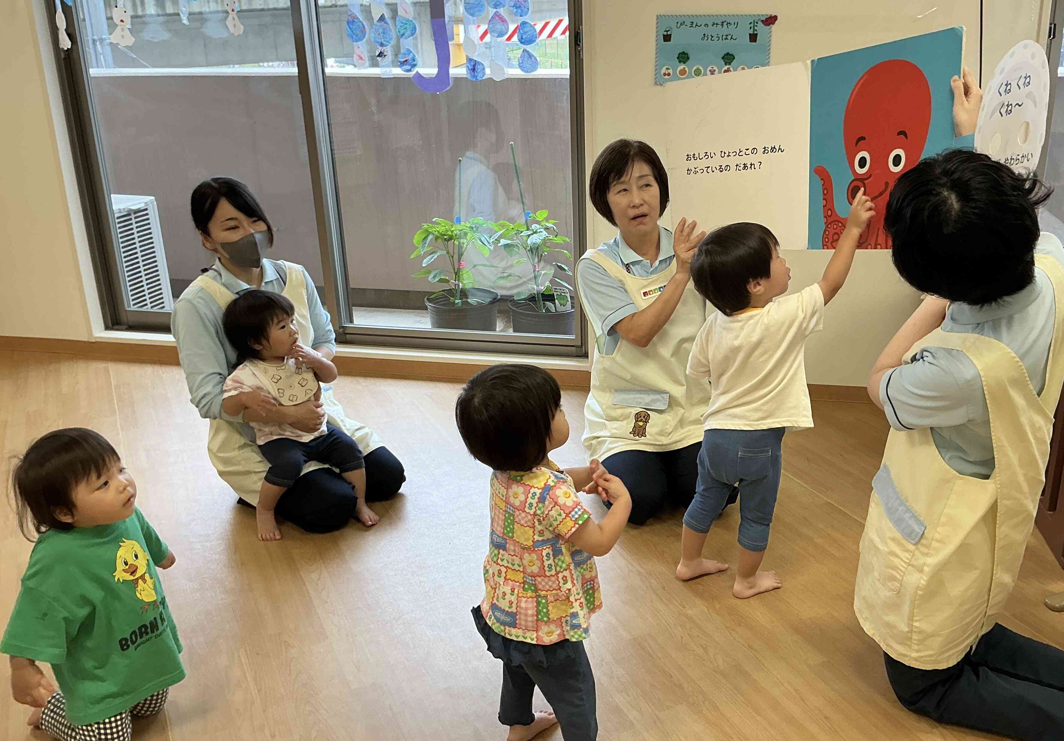 大型絵本にも興味津々!!