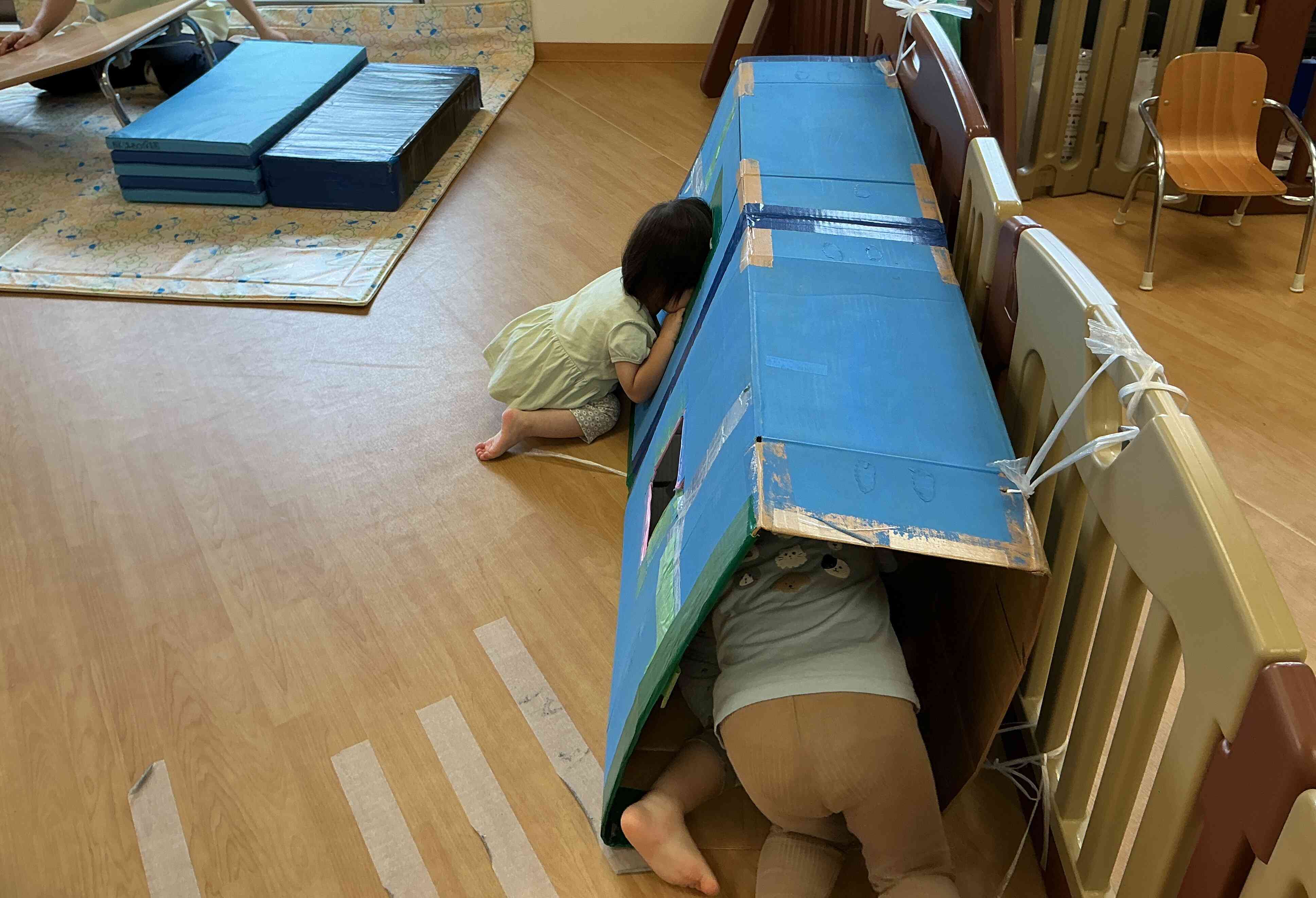 トンネルの小窓から顔を覗かせて「お~い!」とお友だちに呼びかけています(^^)/